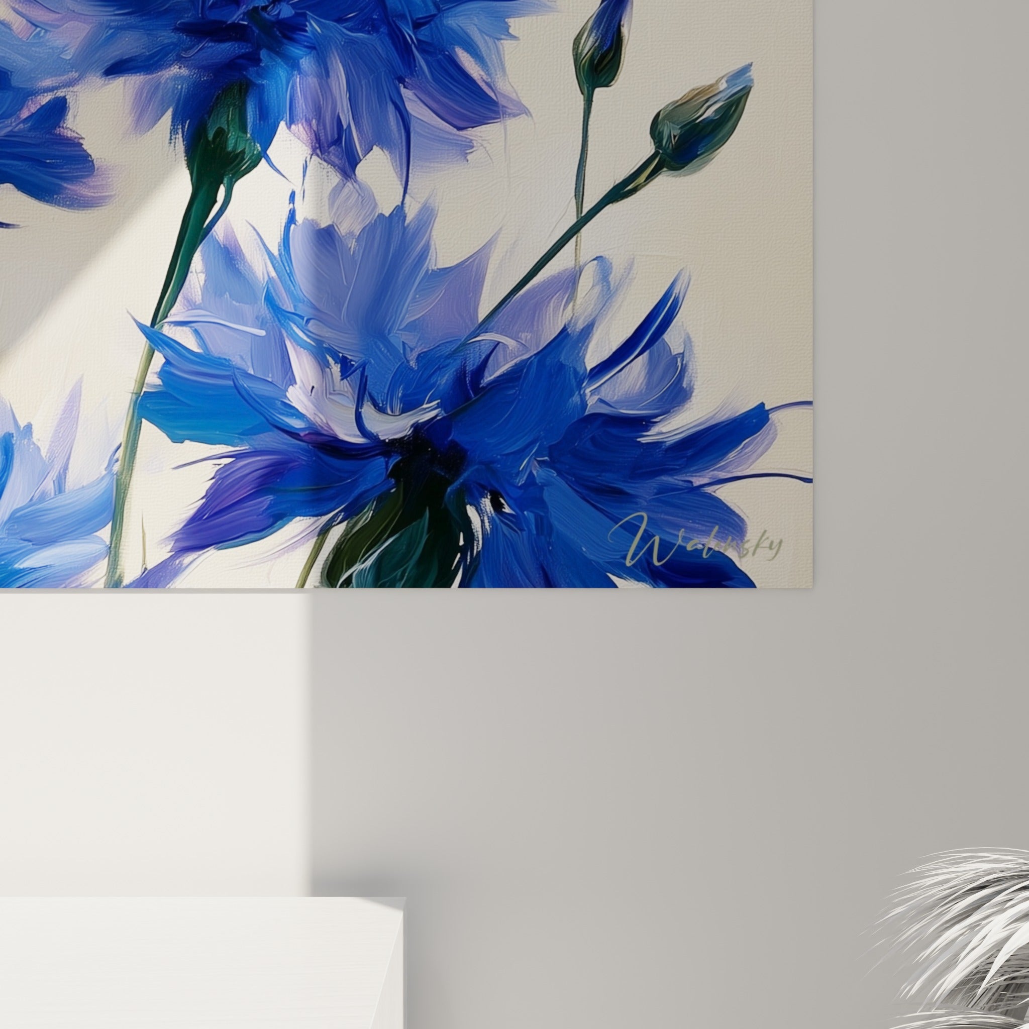 Détail des pétales bleu marine et violet du bleuet révélant les empâtements et le grain de la toile