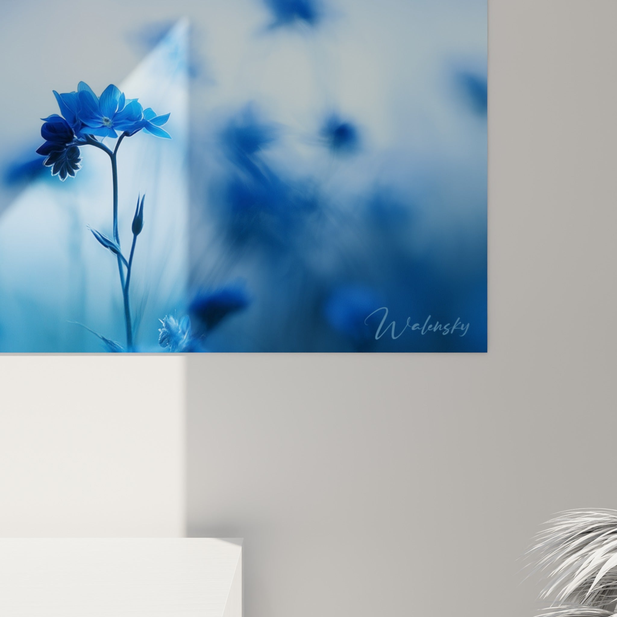 Détail des pétales bleu pastel et du grain anthracite de l'impression du tableau bleuet
