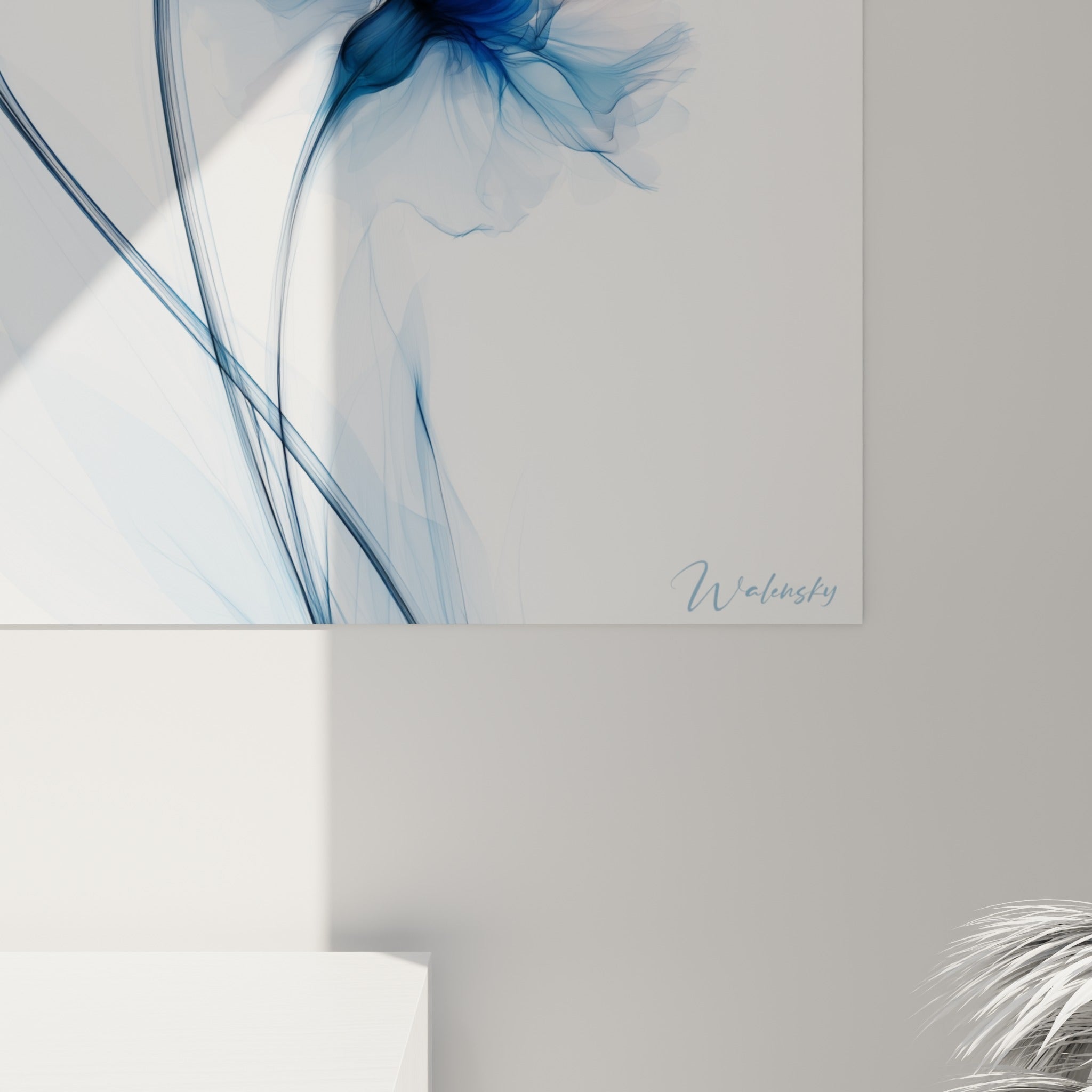 Détail des pétales bleu marine et bleu pastel du tableau bleuet, textures fines et coulures visibles
