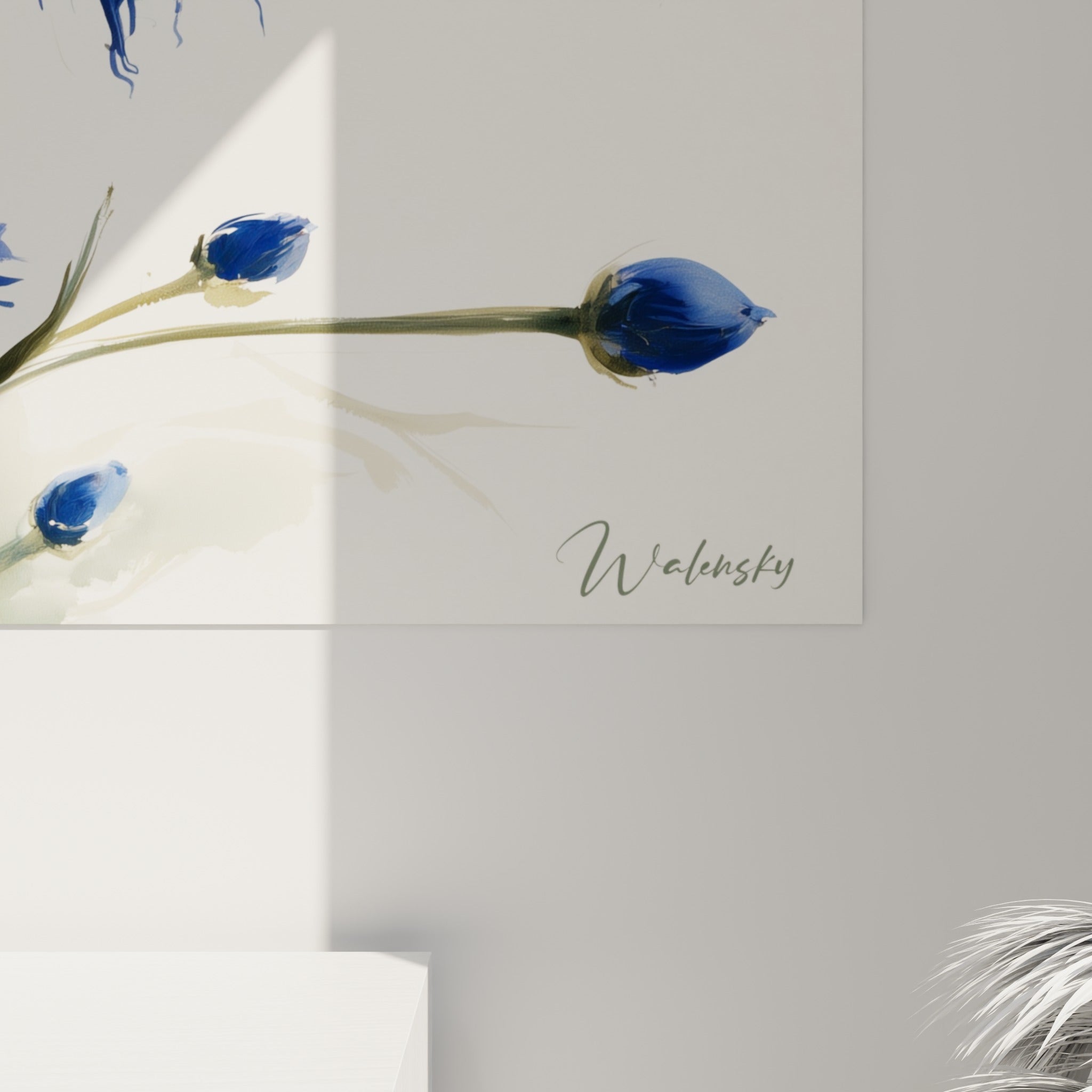 Détail des pétales bleu marine du bleuet, texture aquarellée et coulures ivoire visibles de près