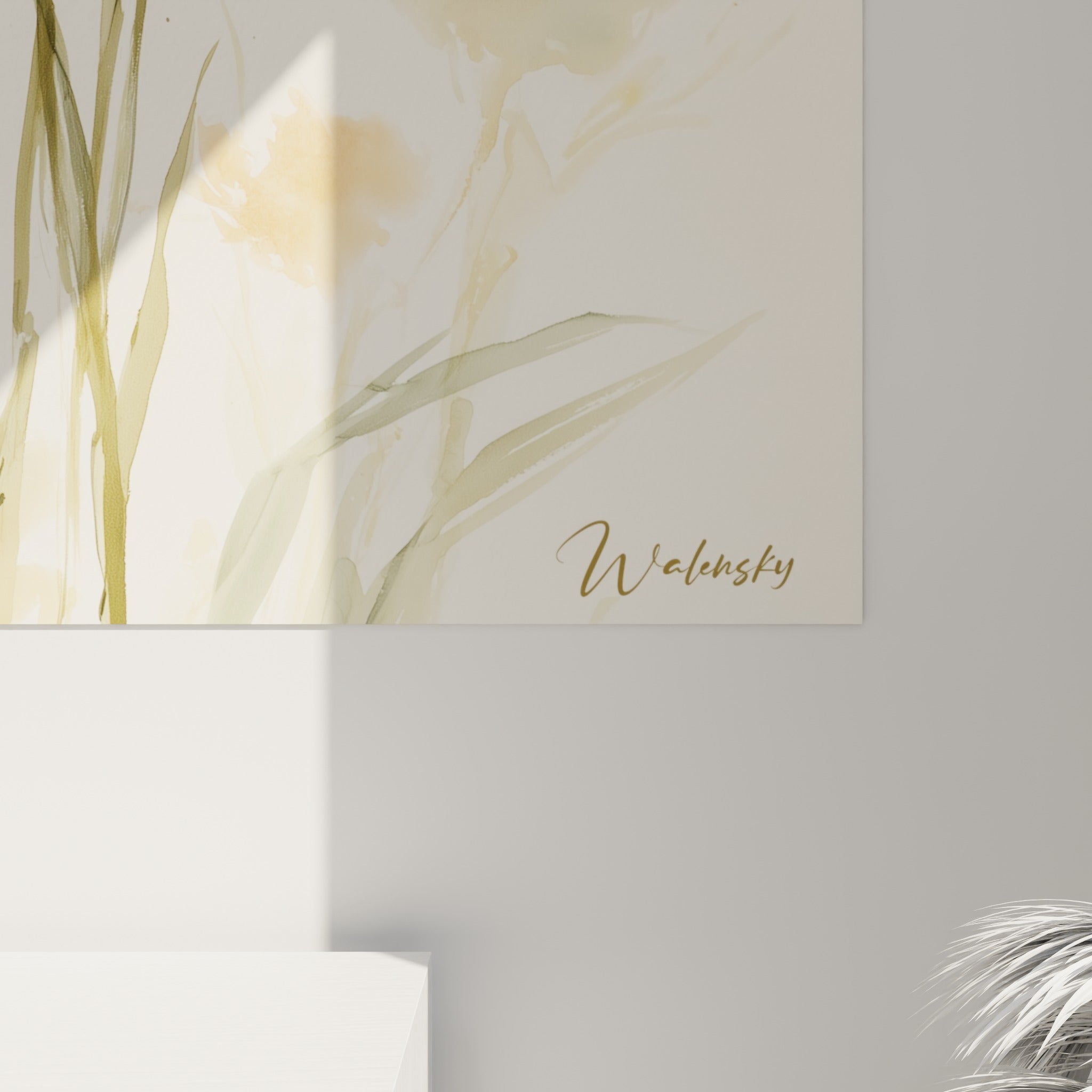 Détail des pétales bleu marine et coulures d'aquarelle ocre sur la toile du bleuet