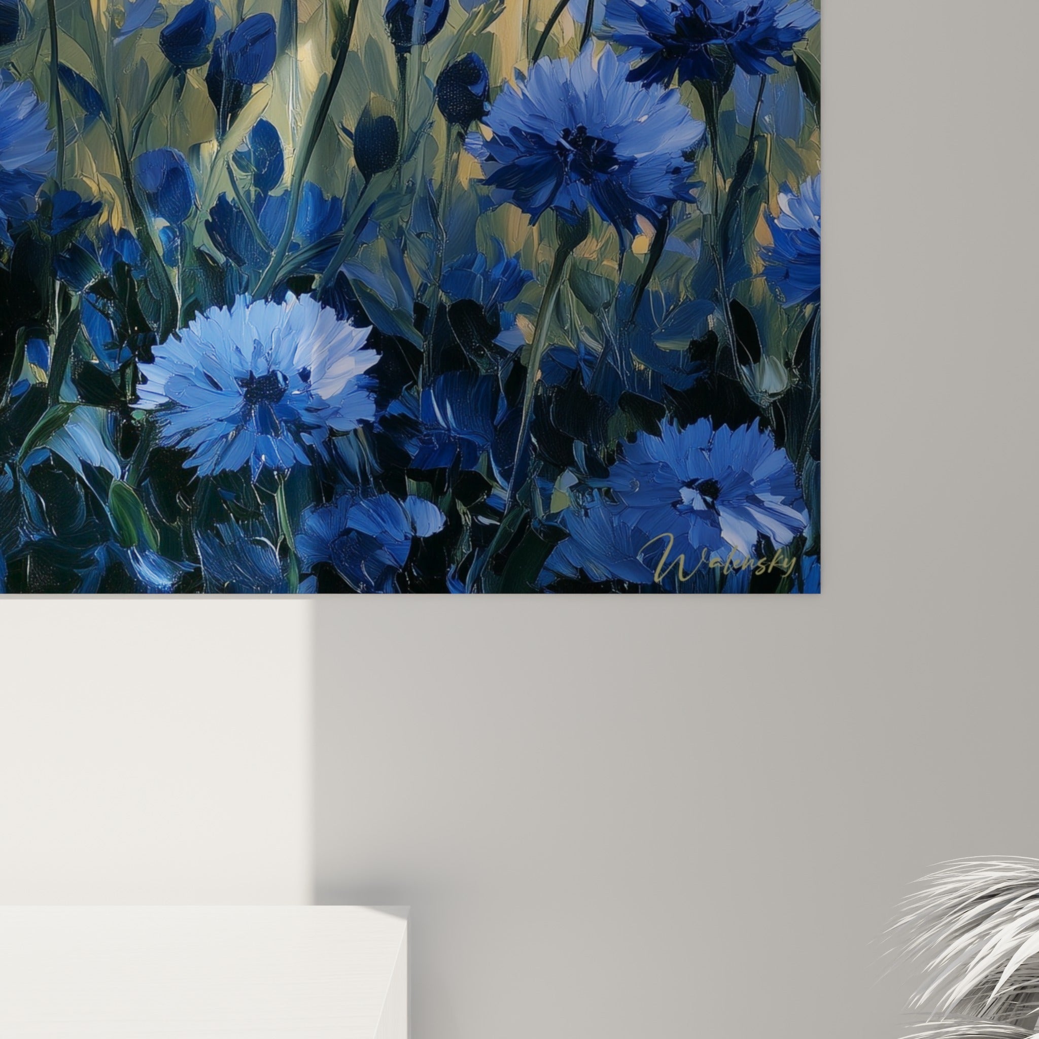 Détail des pétales bleu marine et des empâtements dorés révélant la texture picturale du tableau bleuet