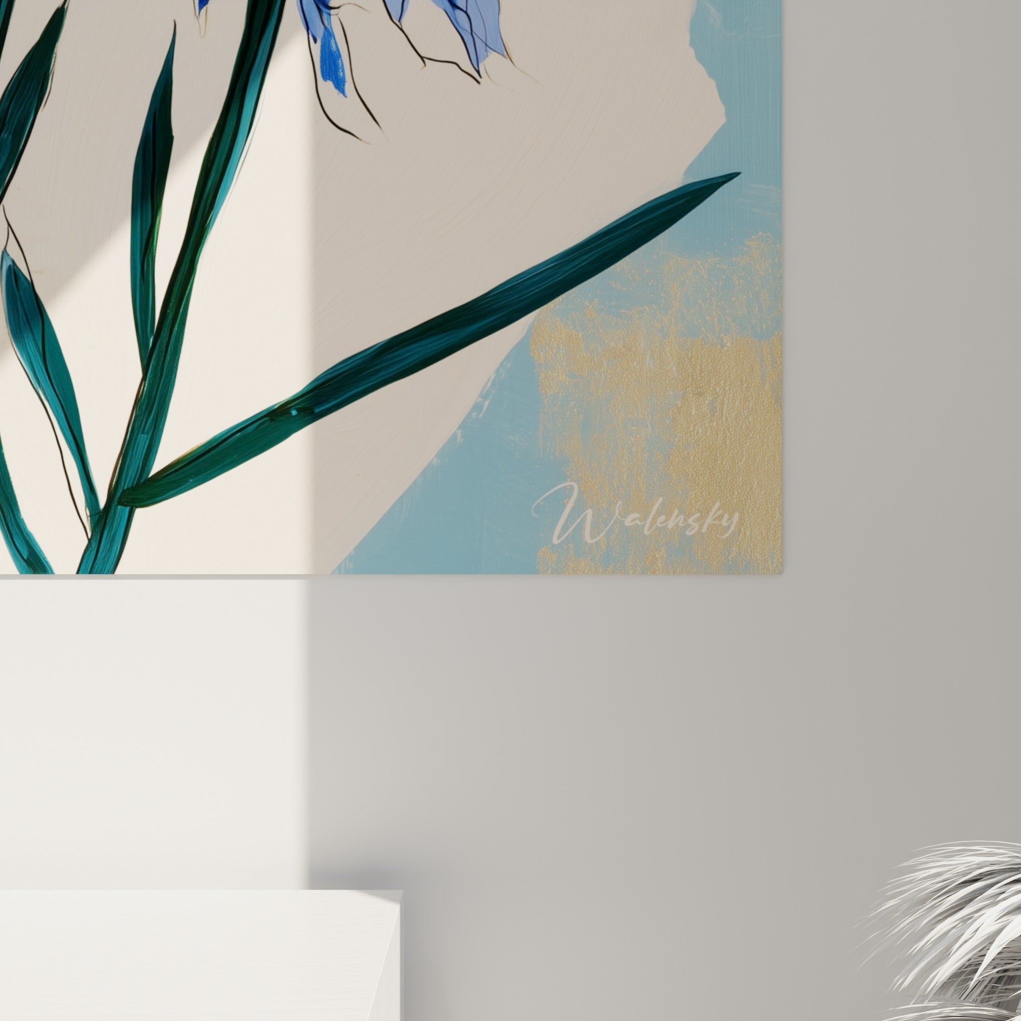 Détail des pétales de bleuet bleu marine et des touches dorées sur fond crème texturé