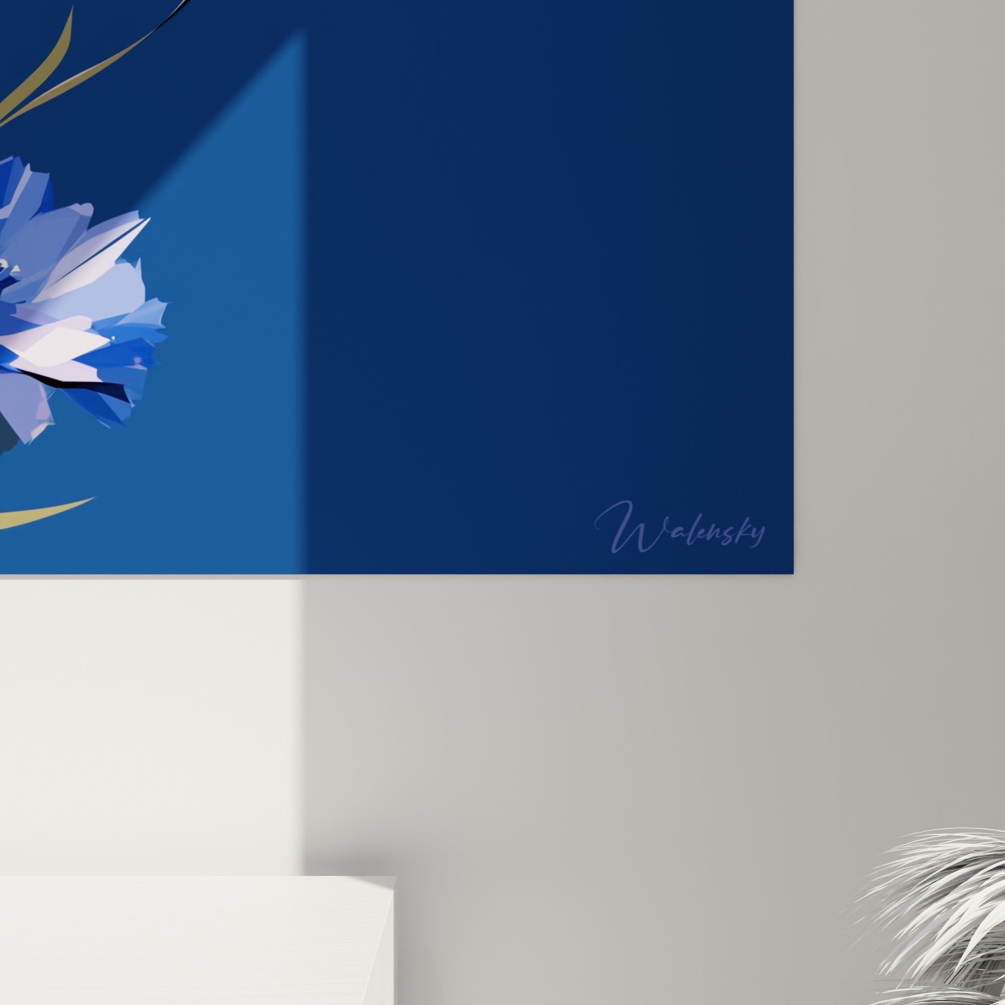 Détail du bleuet montrant les nuances mauve et bleu pastel sur la surface bleu marine brillante