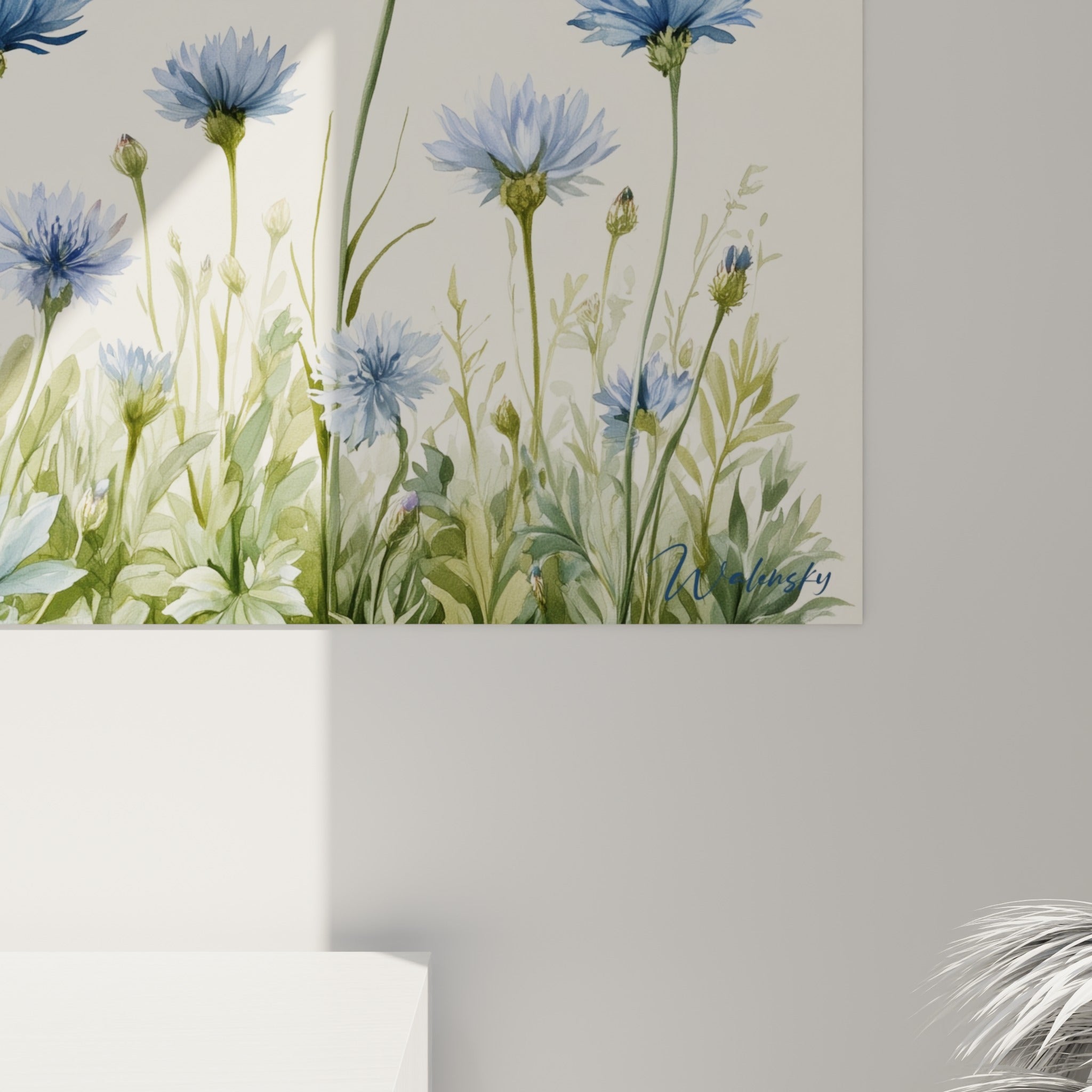 Pétales de bleuet bleu pastel et touches vertes révélant le grain délicat de la peinture