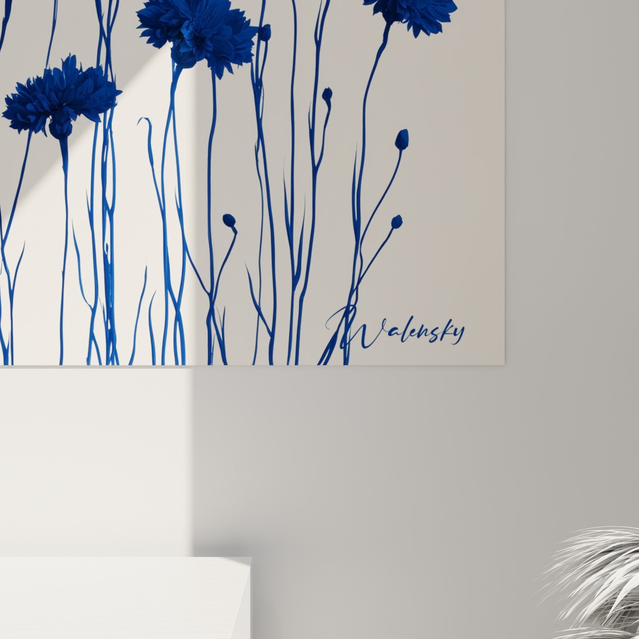 Détail des pétales bleu marine du bleuet, texture d'encre et coulures fines sur fond ivoire