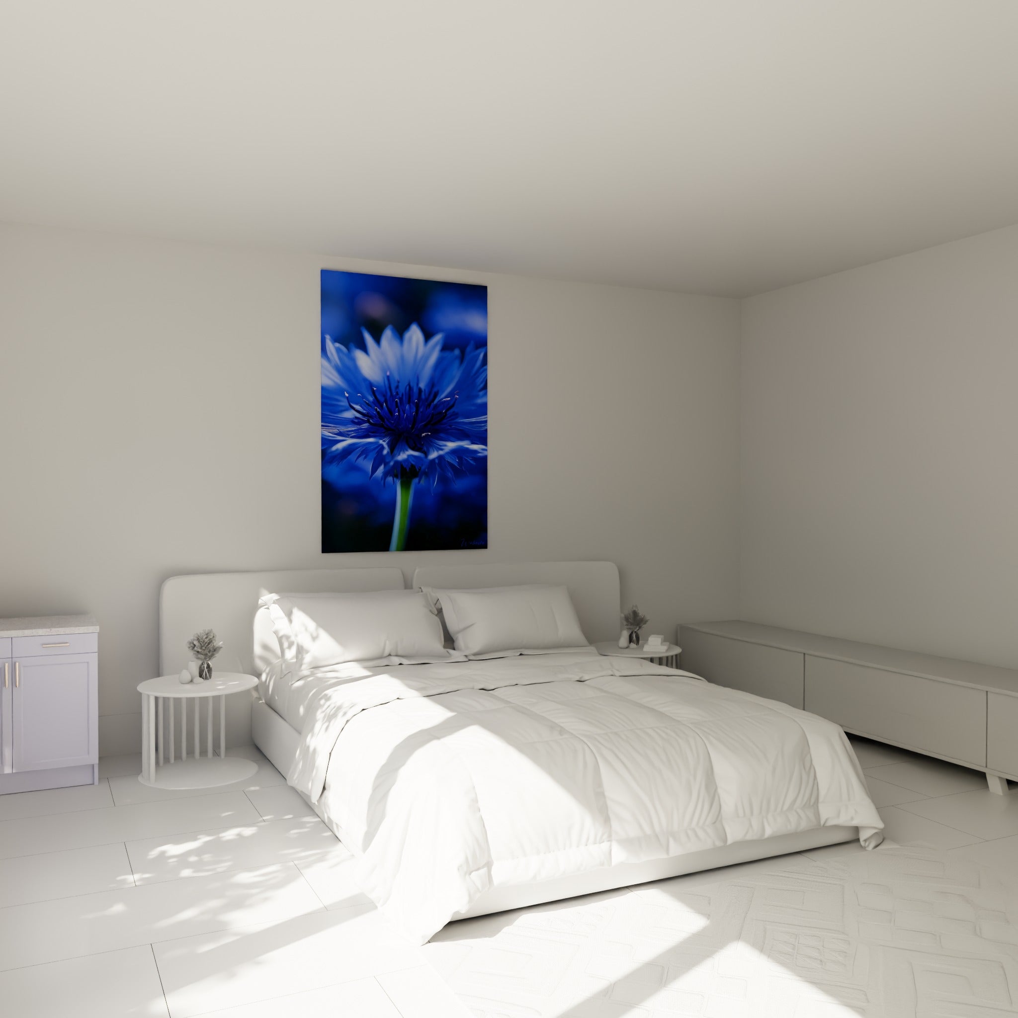 Fleur de bleuet bleu profond et vert tendre au-dessus d'un lit dans une chambre claire