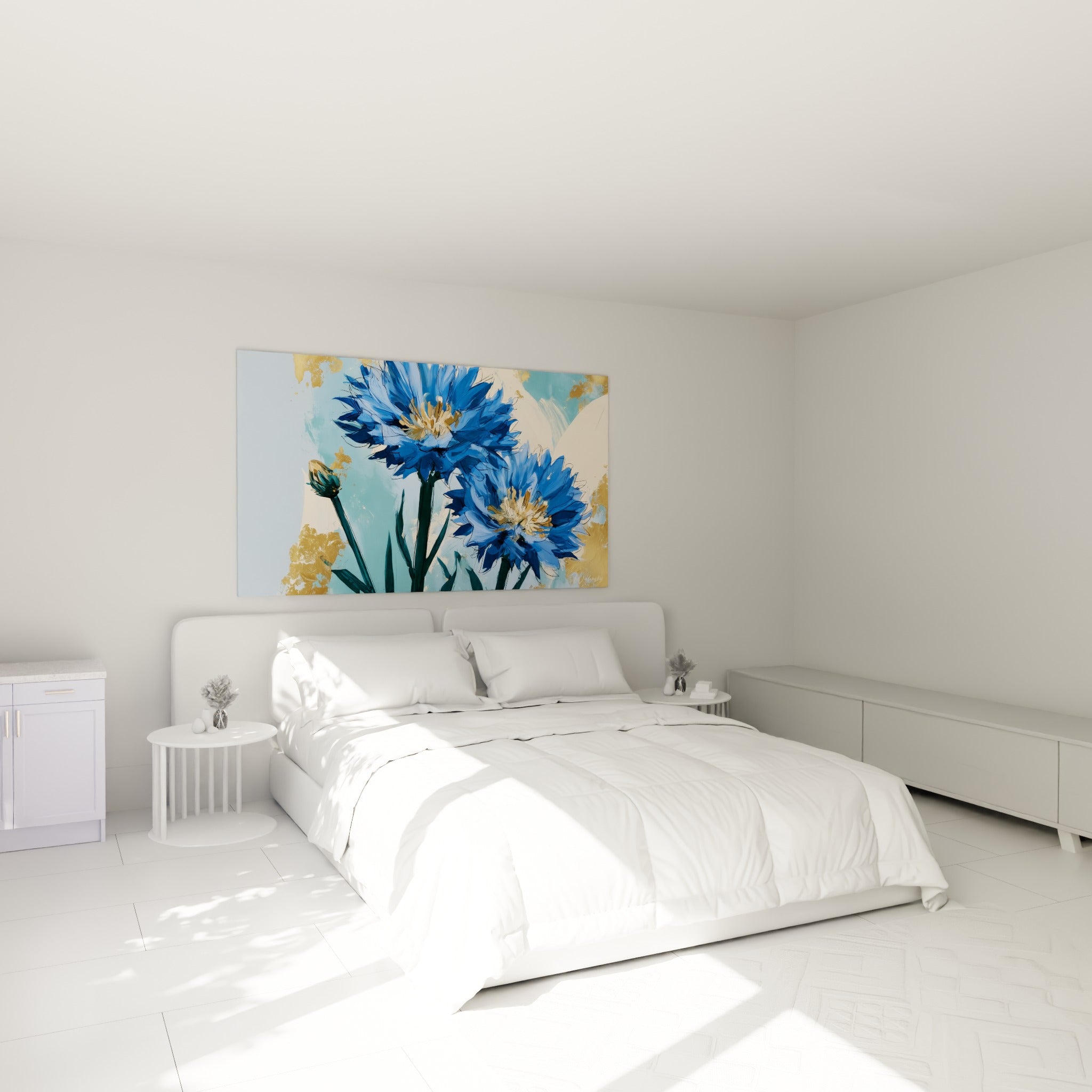 Fleurs de bleuet bleu marine et doré au-dessus d'un lit dans une chambre claire