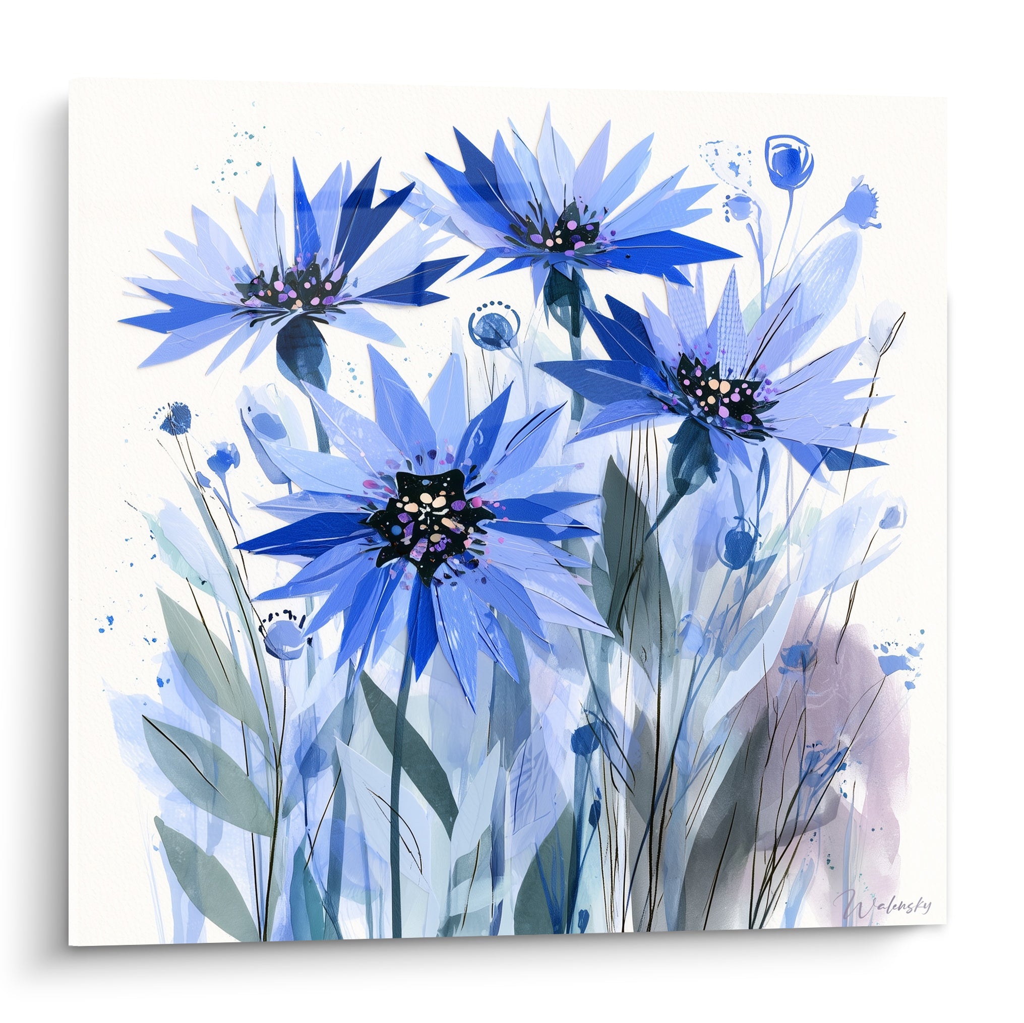 Bouquet de bleuets bleu marine et pastel aux pétales déployés sur fond ivoire lumineux