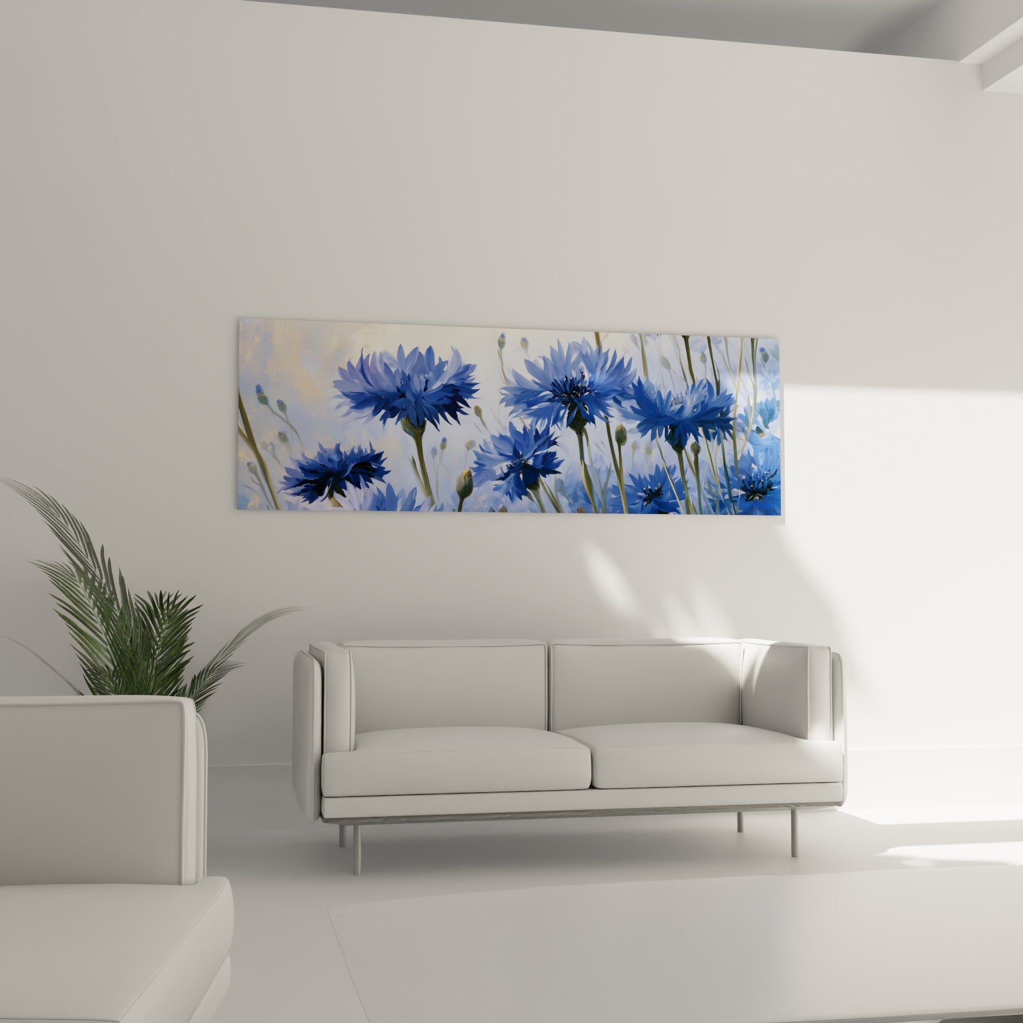 Fleurs de bleuet bleu marine et tiges vert olive au-dessus d'un canapé dans un salon lumineux