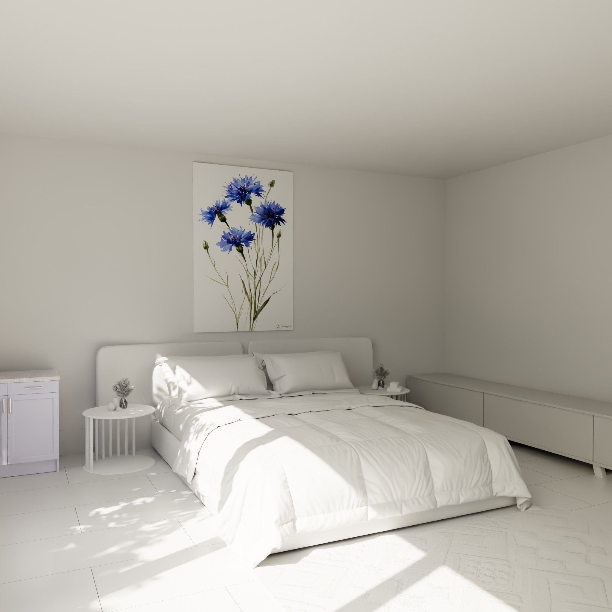 Bouquet de bleuet bleu profond et vert olive au-dessus d'un lit dans une chambre claire