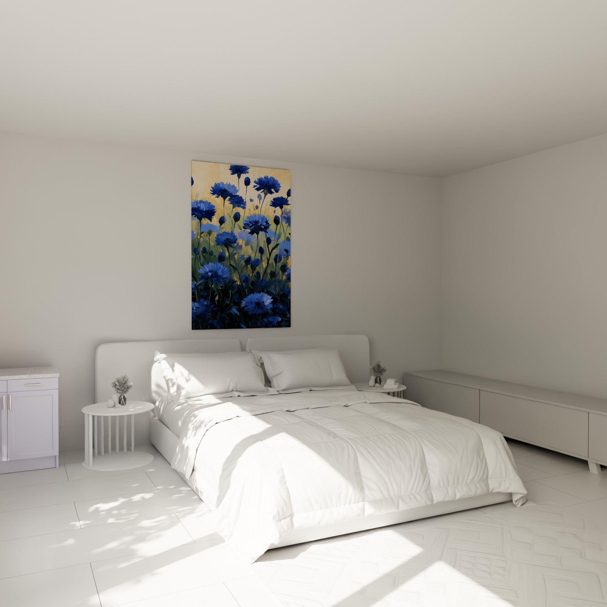Fleurs de bleuet bleu roi et doré, tableau accroché au-dessus d'un lit dans une chambre claire