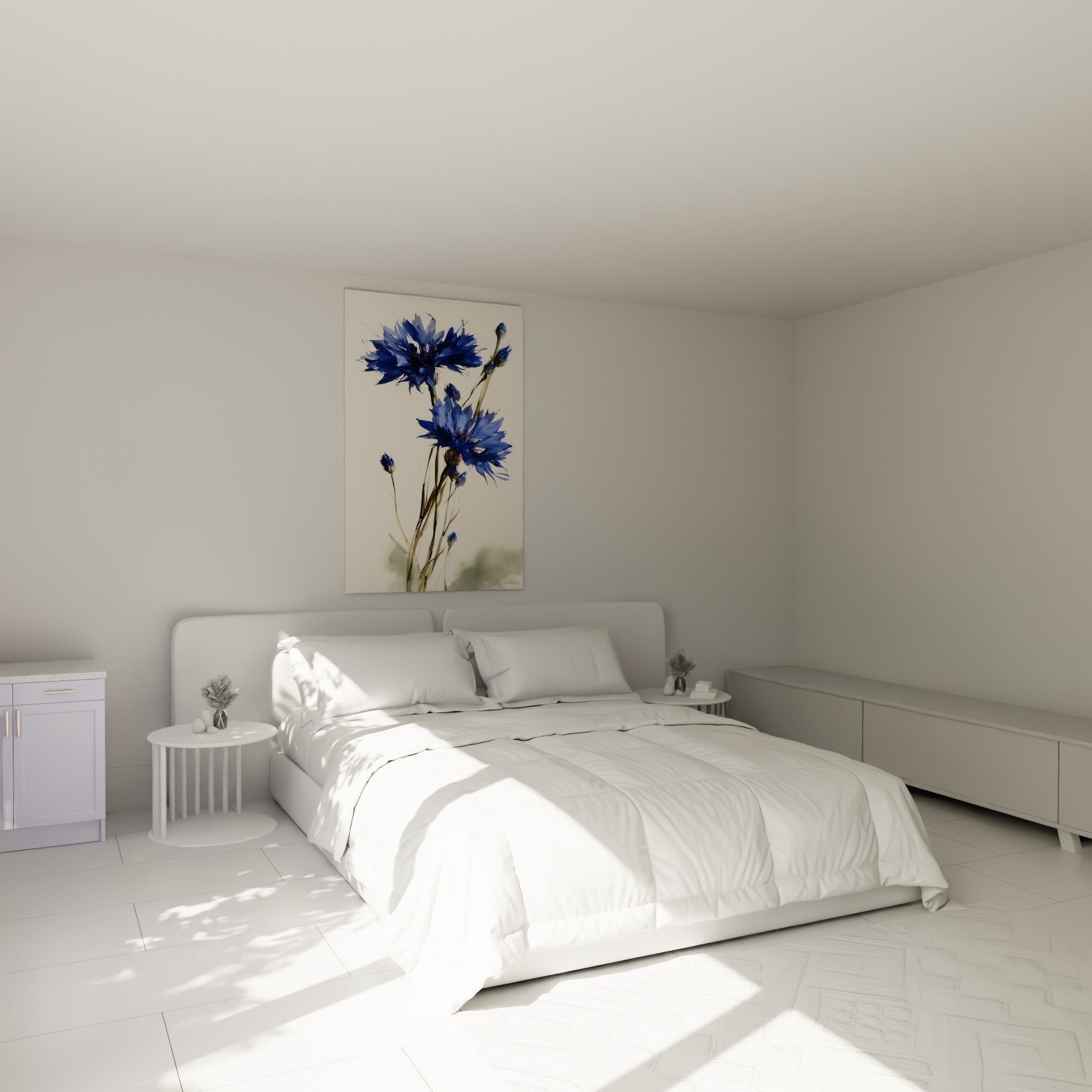 Fleurs de bleuet bleu marine et boutons violacés peints à l'aquarelle, au-dessus d'un lit dans une chambre claire