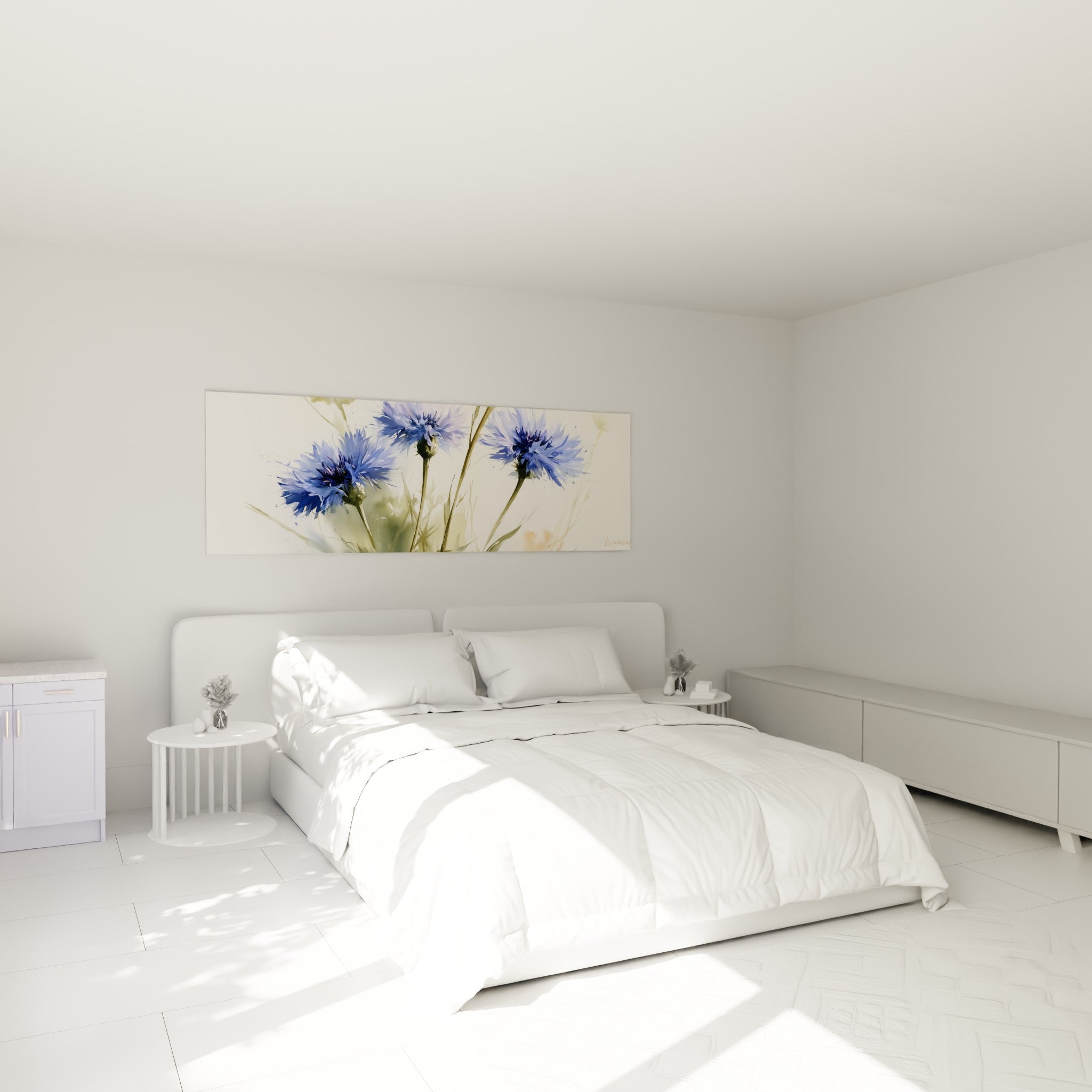 Trois bleuets bleu marine et lavande peints en aquarelle, au-dessus d'un lit dans une chambre claire.