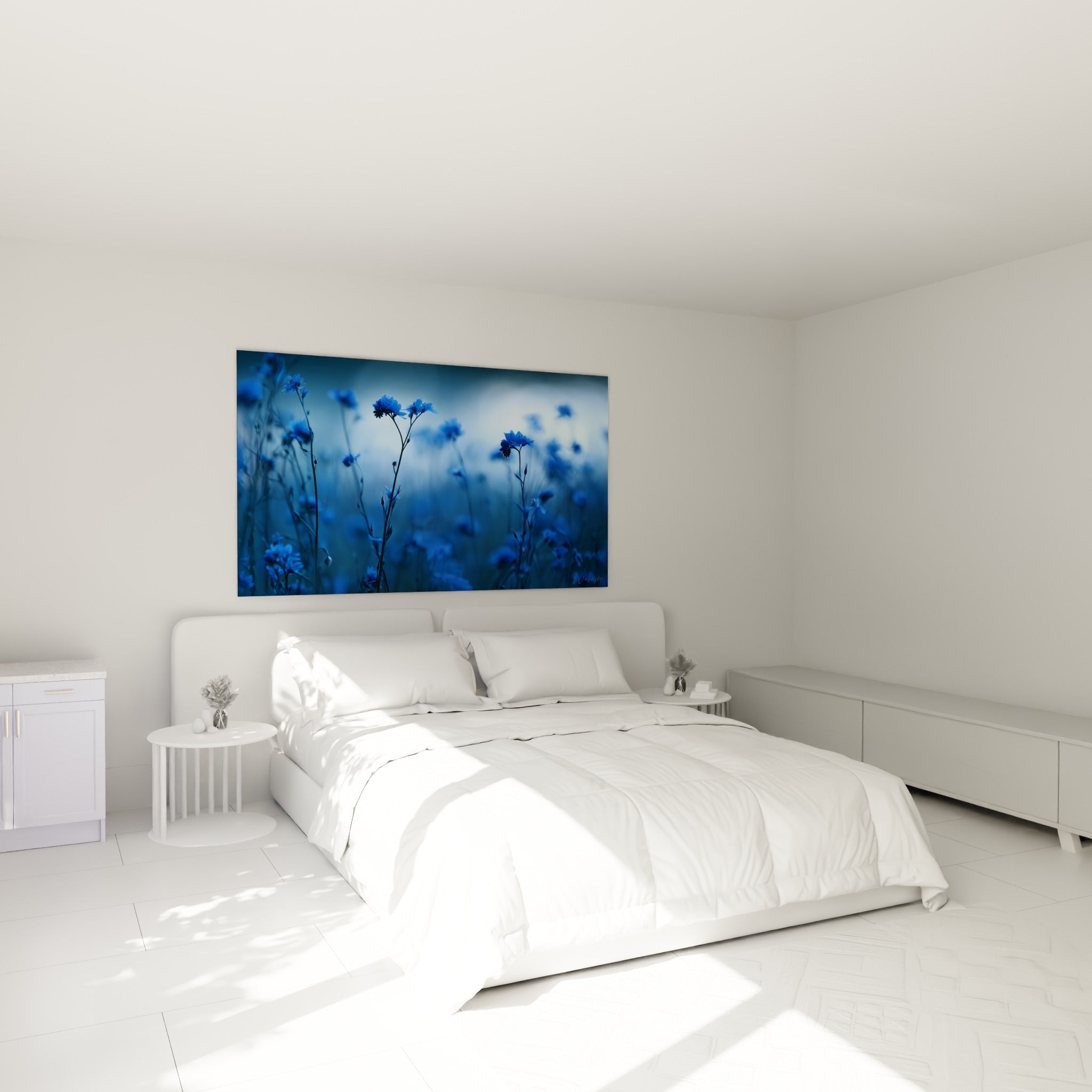 Fleurs de bleuet indigo et anthracite délicatement peintes au-dessus d'un lit dans une chambre claire