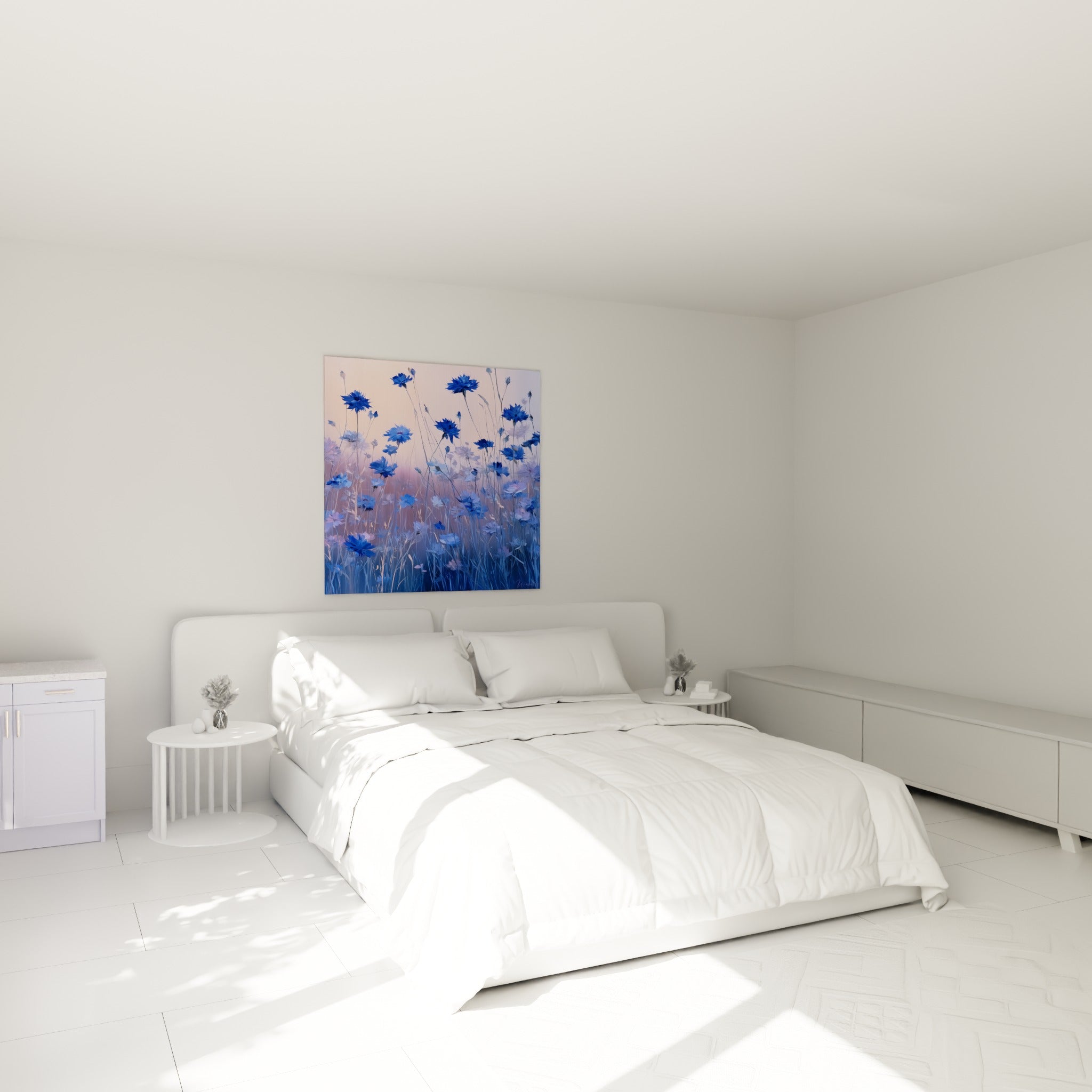 Fleurs de bleuet bleu lavande et rose accrochées au-dessus d'un lit dans une chambre claire