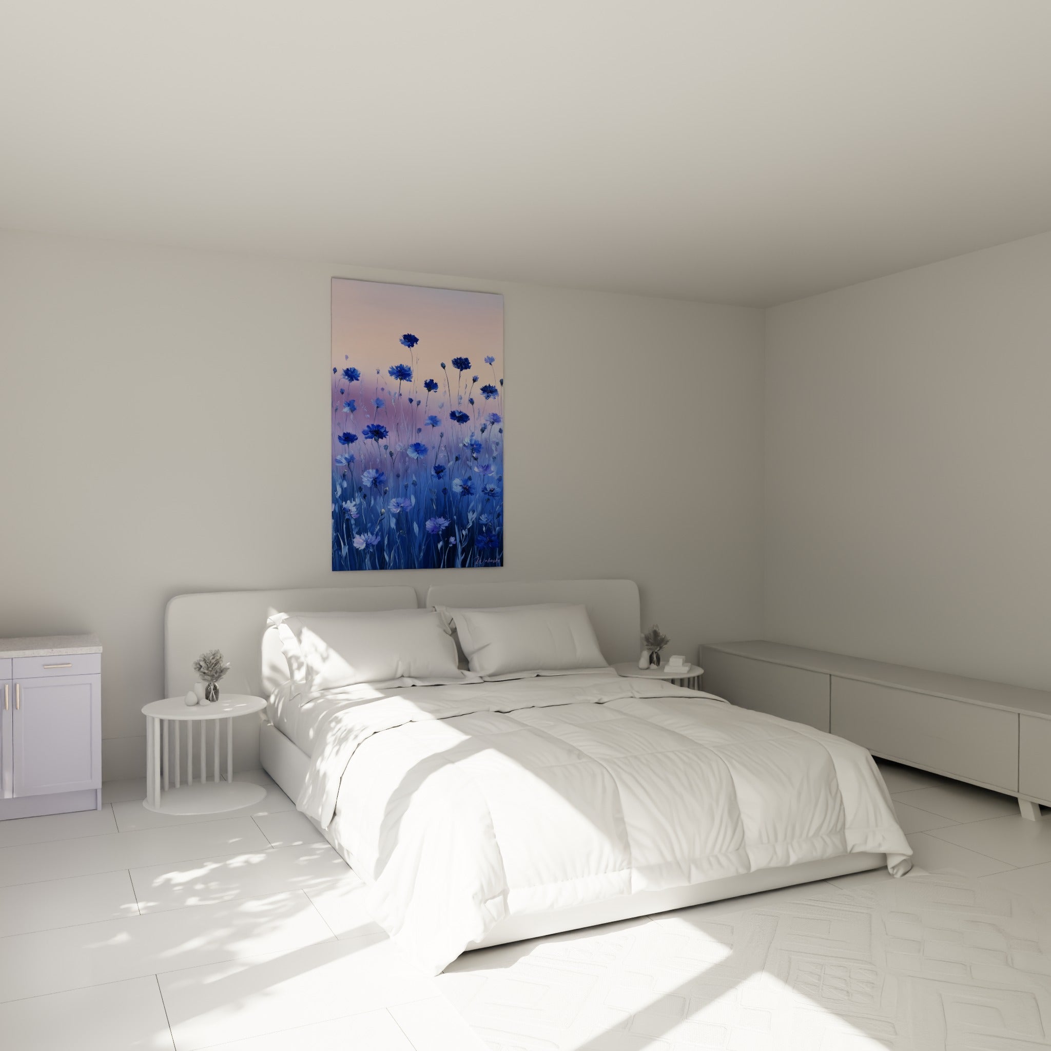 Fleurs de bleuet bleu profond et rose pâle disposées au-dessus d'un lit dans une chambre claire