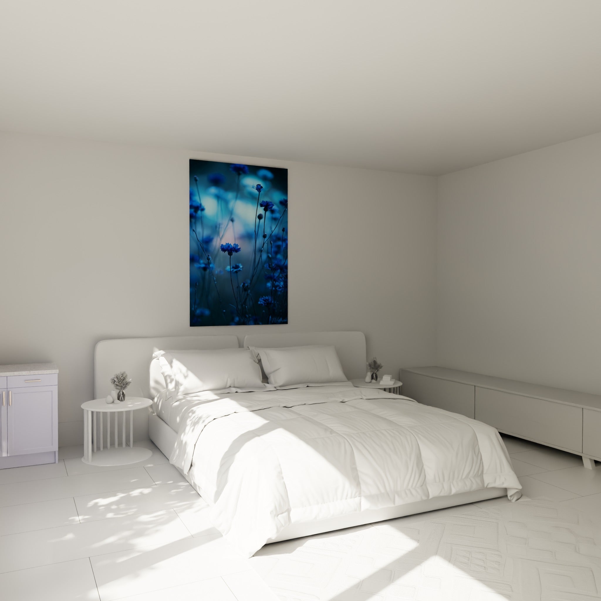 Bleuets bleu nuit et turquoise photographiés en gros plan, accrochés au-dessus d'un lit dans une chambre claire