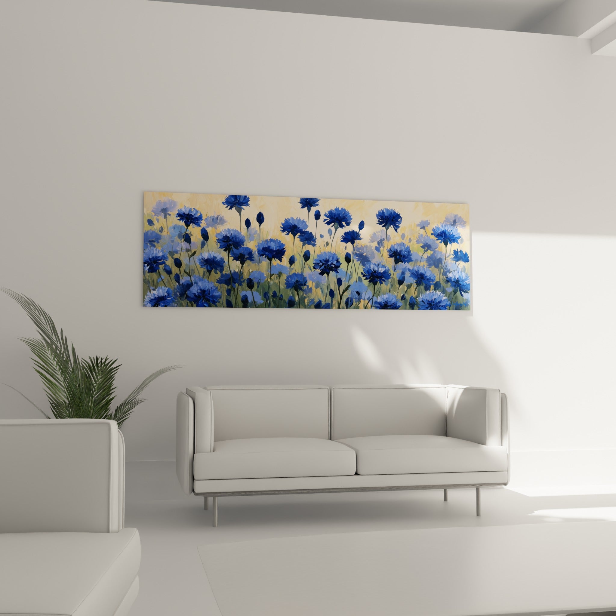 Champ de bleuets bleu pastel et doré, disposé au-dessus d'un canapé dans un salon lumineux