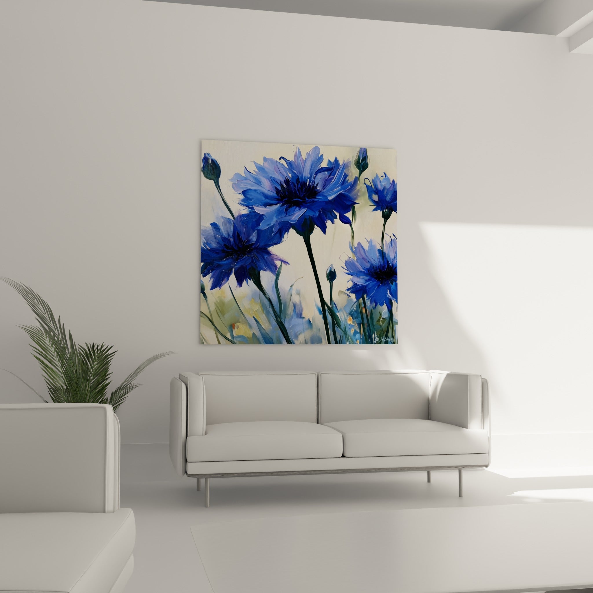 Bouquet de bleuets bleu roi et vert sombre au-dessus d'un canapé dans un salon lumineux