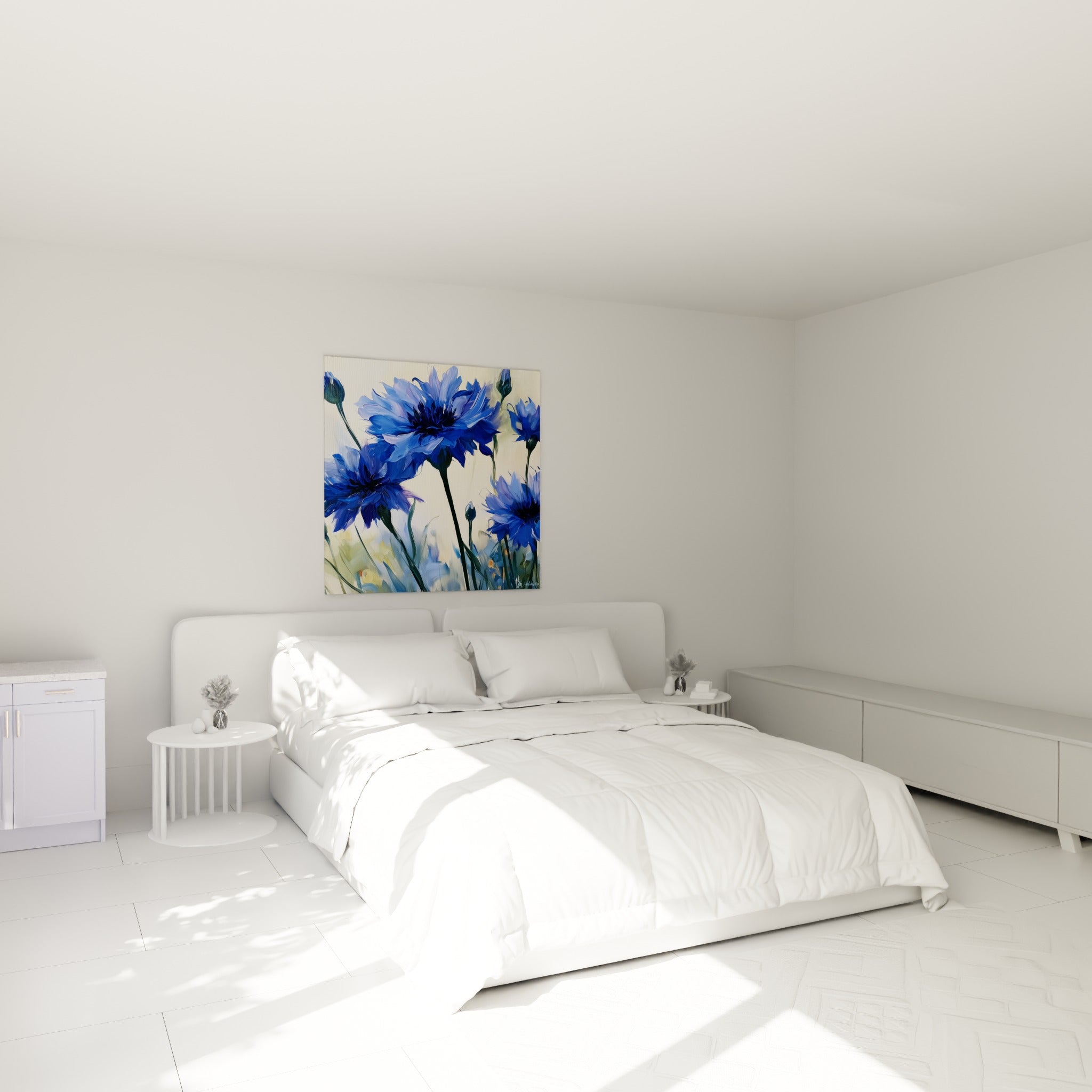 Fleurs de bleuet bleu marine et lavande au-dessus d'un lit dans une chambre claire