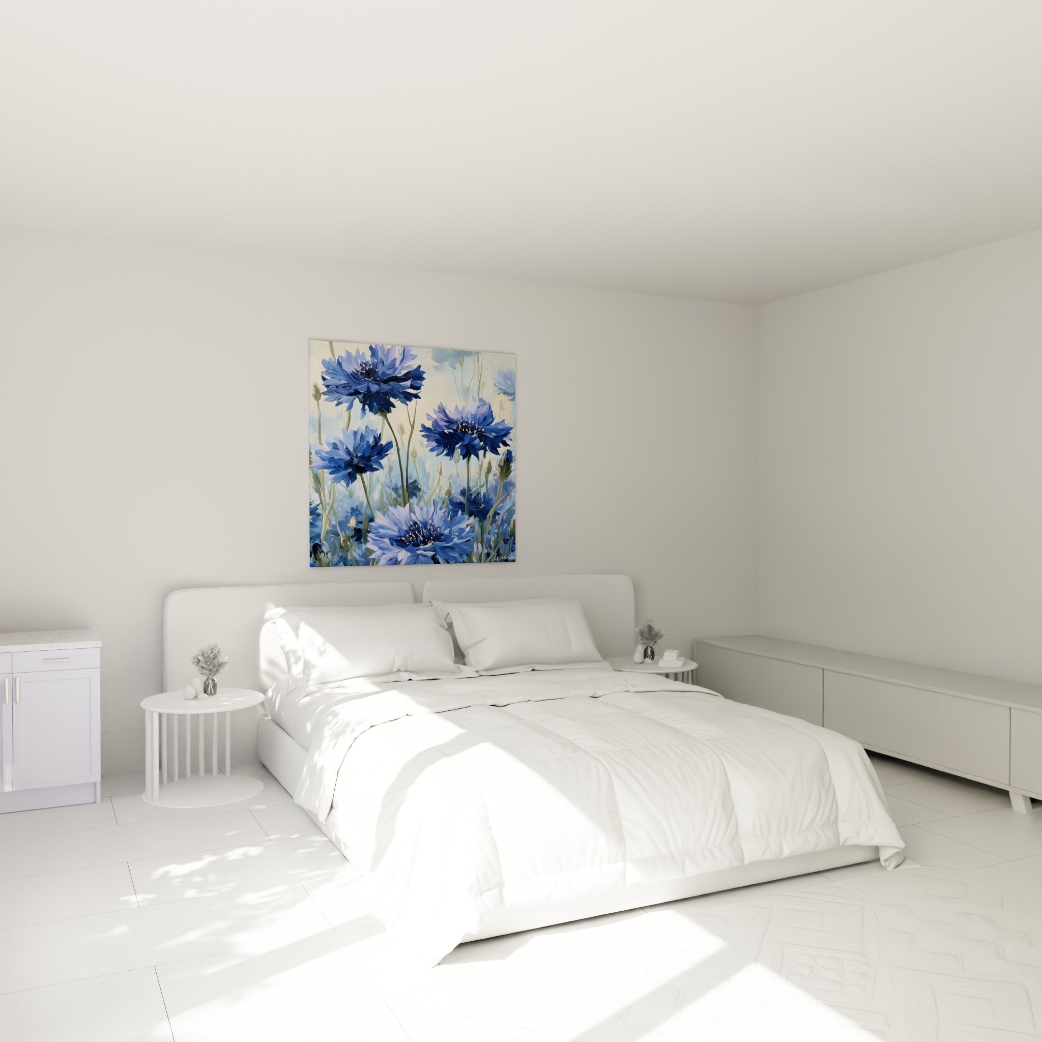 Fleurs de bleuet bleu marine et pastel disposées au-dessus d'un lit dans une chambre claire