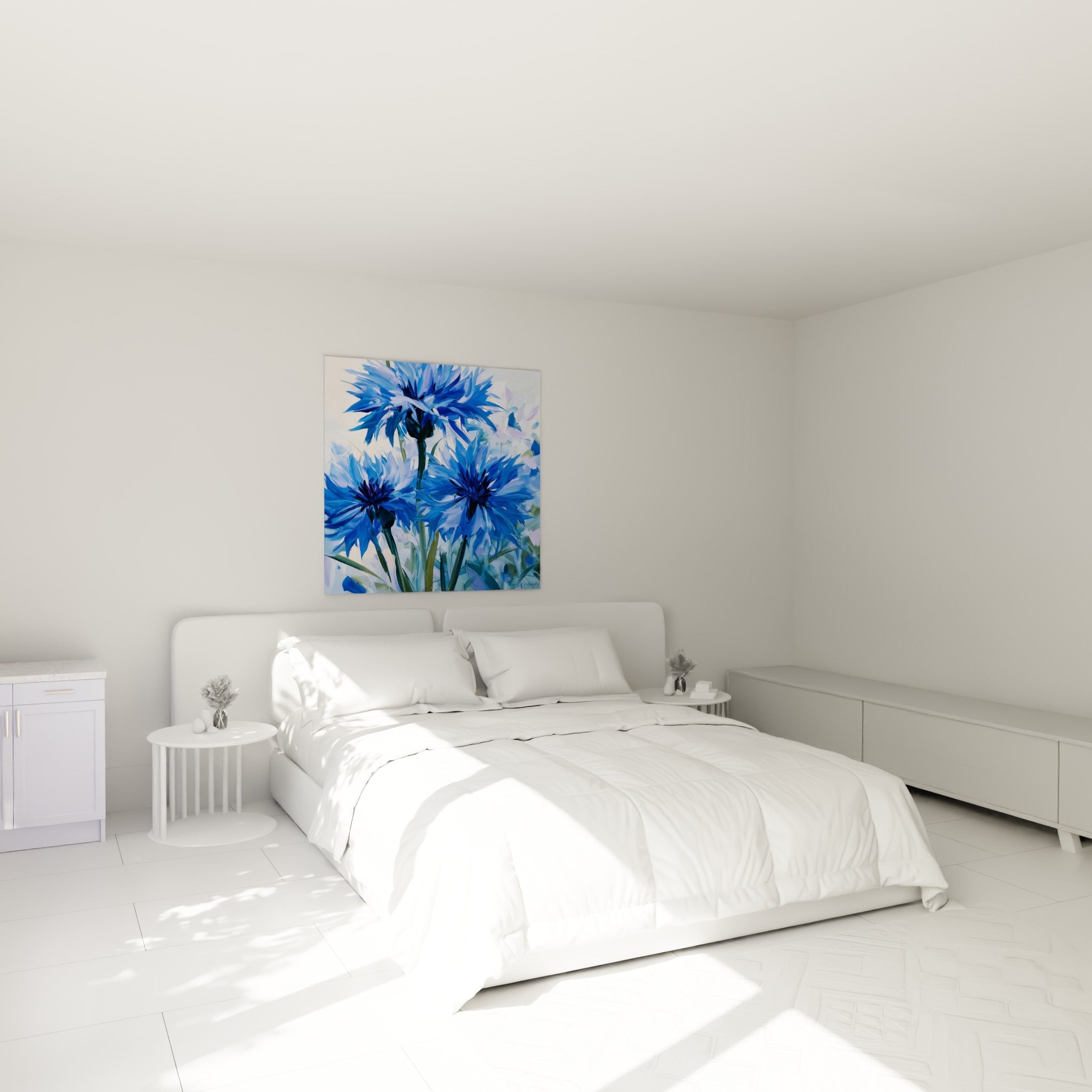 Trois bleuets bleu lavande et vert émeraude accrochés au-dessus d'un lit dans une chambre claire