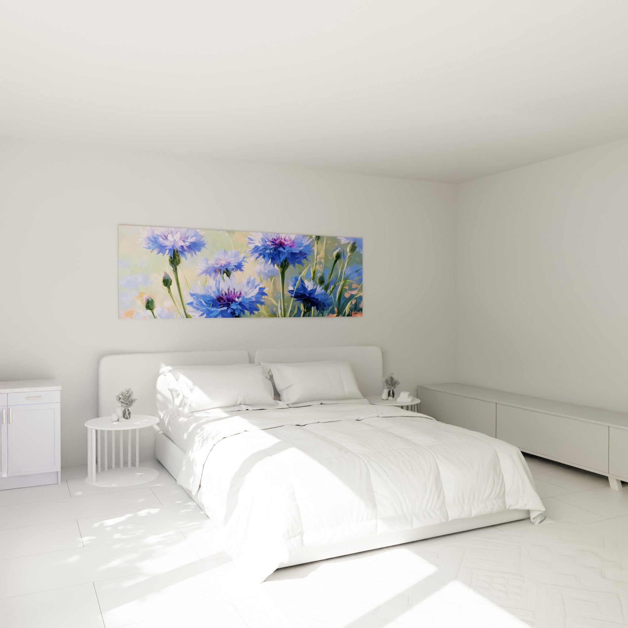 Fleurs de bleuet bleu et lavande, tiges vertes élancées, au-dessus d'un lit dans une chambre claire