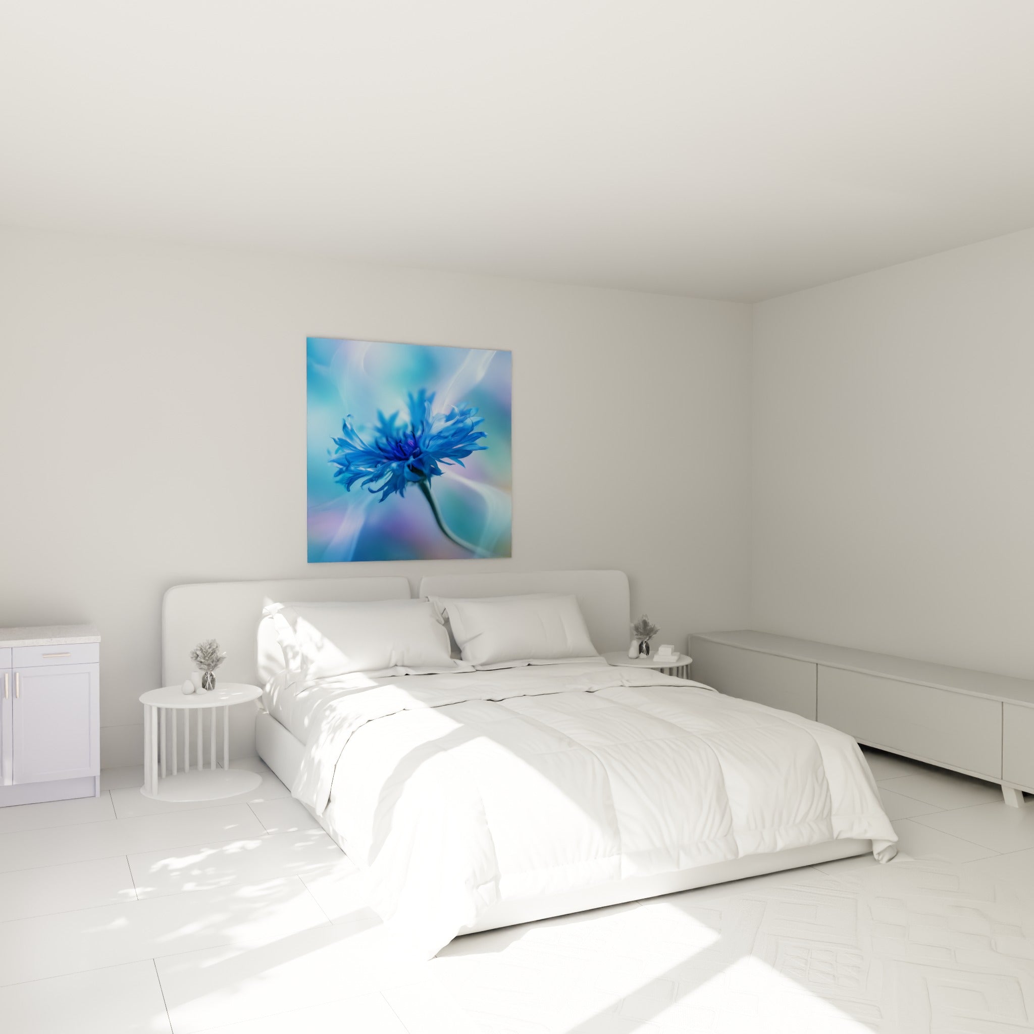Fleur bleue aux reflets turquoise et mauve, accrochée au-dessus d'un lit dans une chambre claire