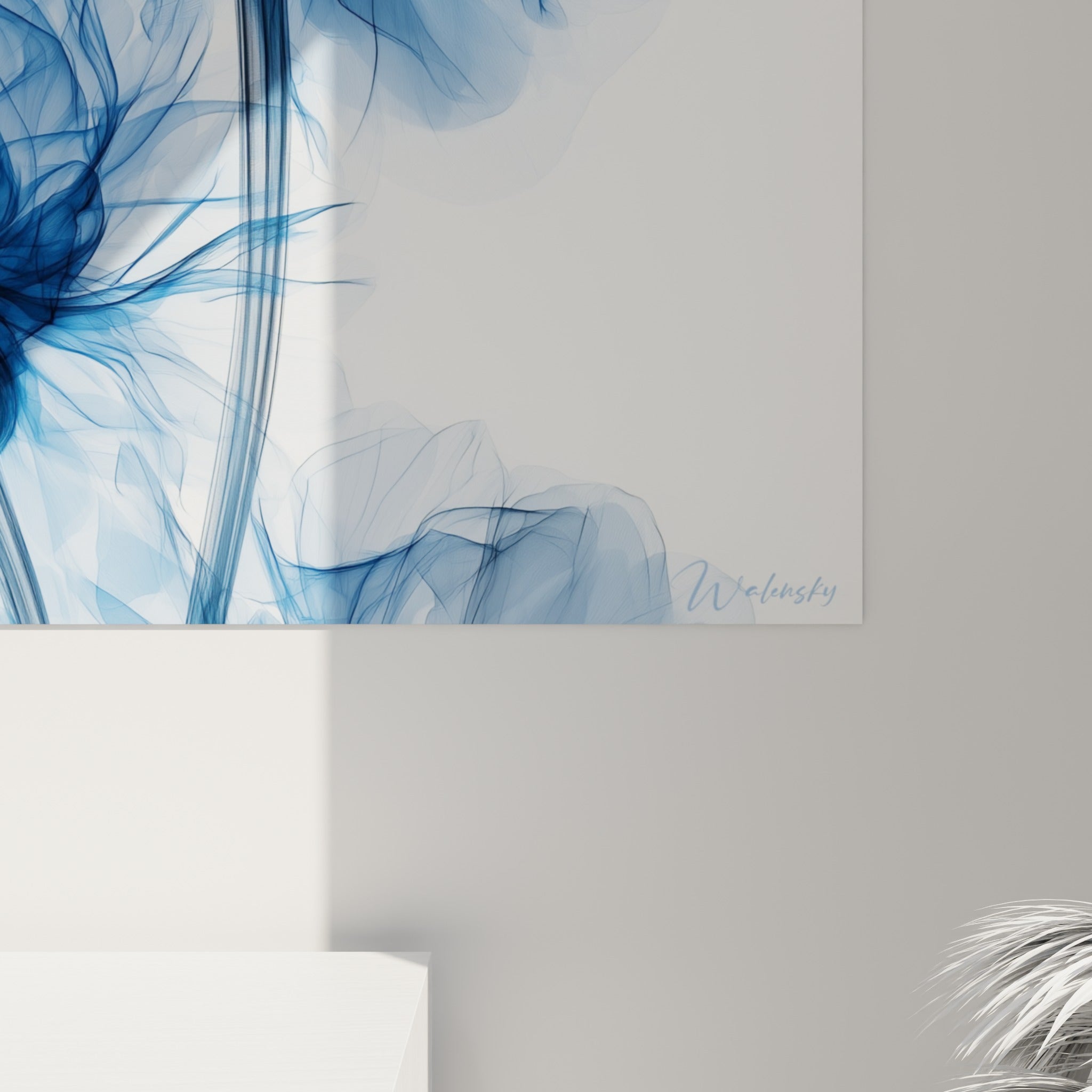 Détail du grain bleuet, nervures noires fines et voiles bleu marine se superposant en transparence