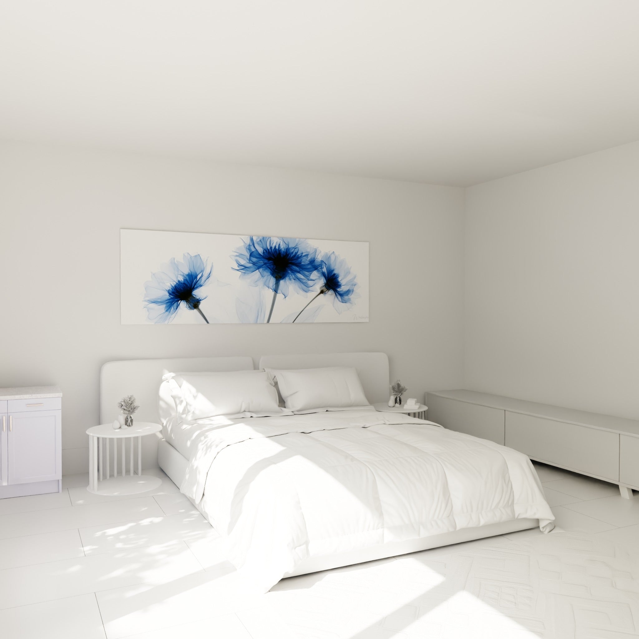 Fleurs de bleuet transparentes bleu marine surplombent un lit dans une chambre claire