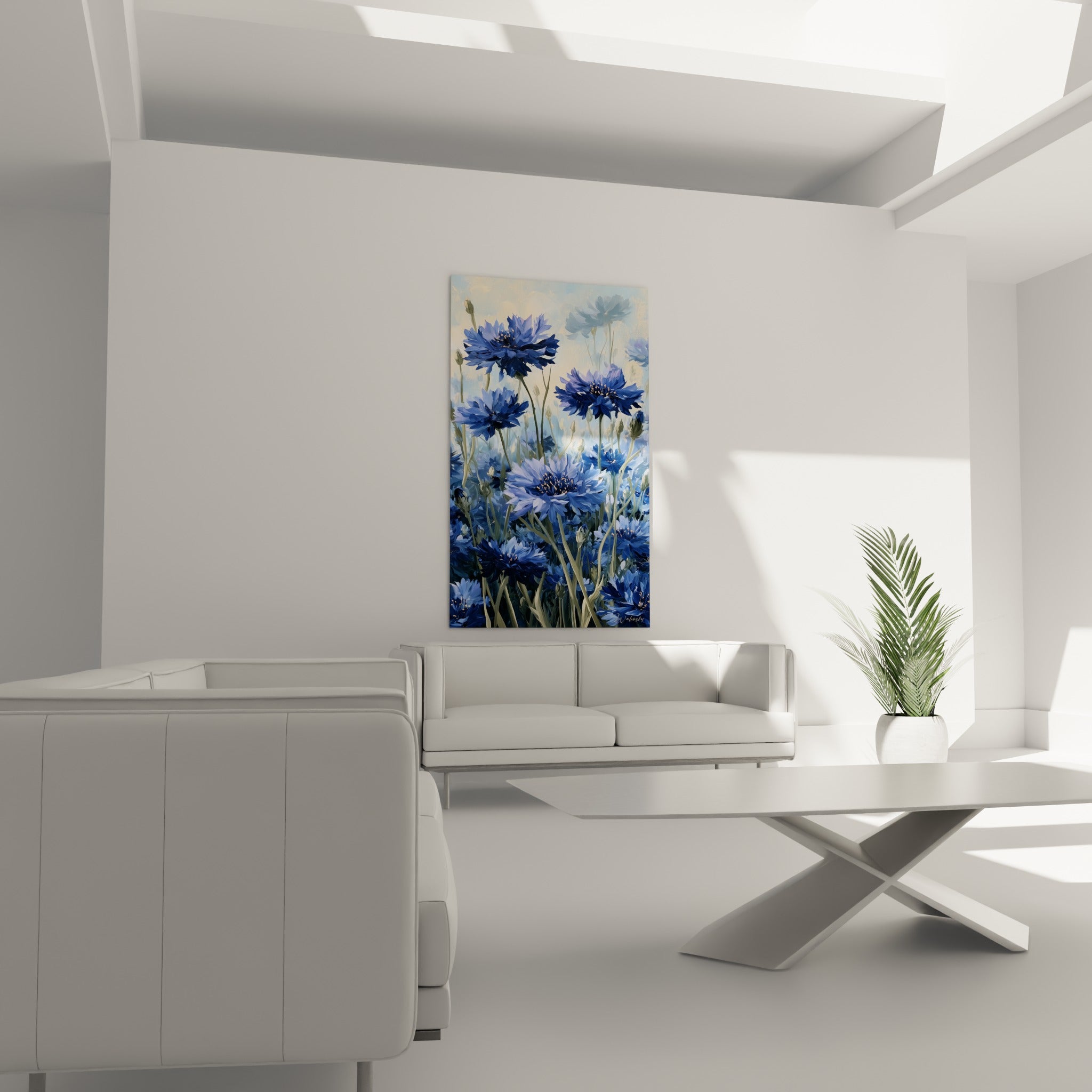 Bouquet de bleuets bleu marine et doré au-dessus d'un canapé dans un salon lumineux