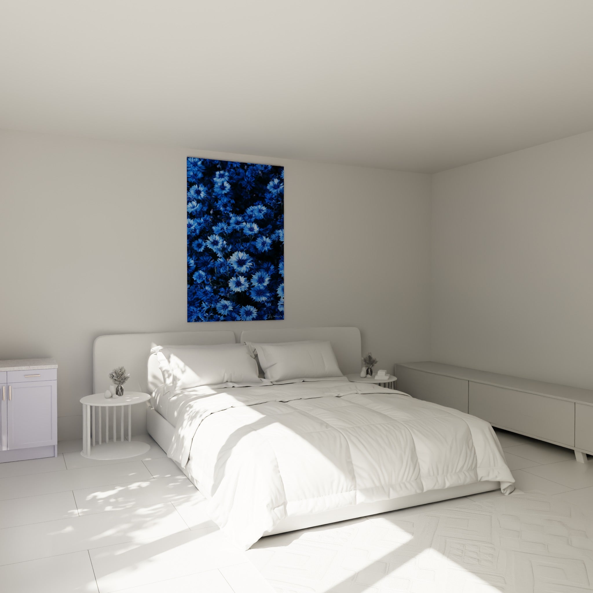 Fleurs de bleuet bleu marine et anthracite disposées au-dessus d'un lit dans une chambre claire