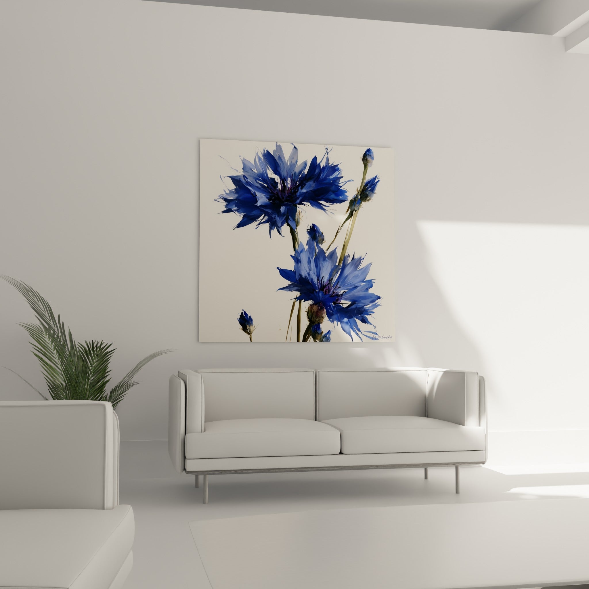 Fleurs de bleuet bleu ciel et indigo suspendues au-dessus d'un canapé dans un salon lumineux