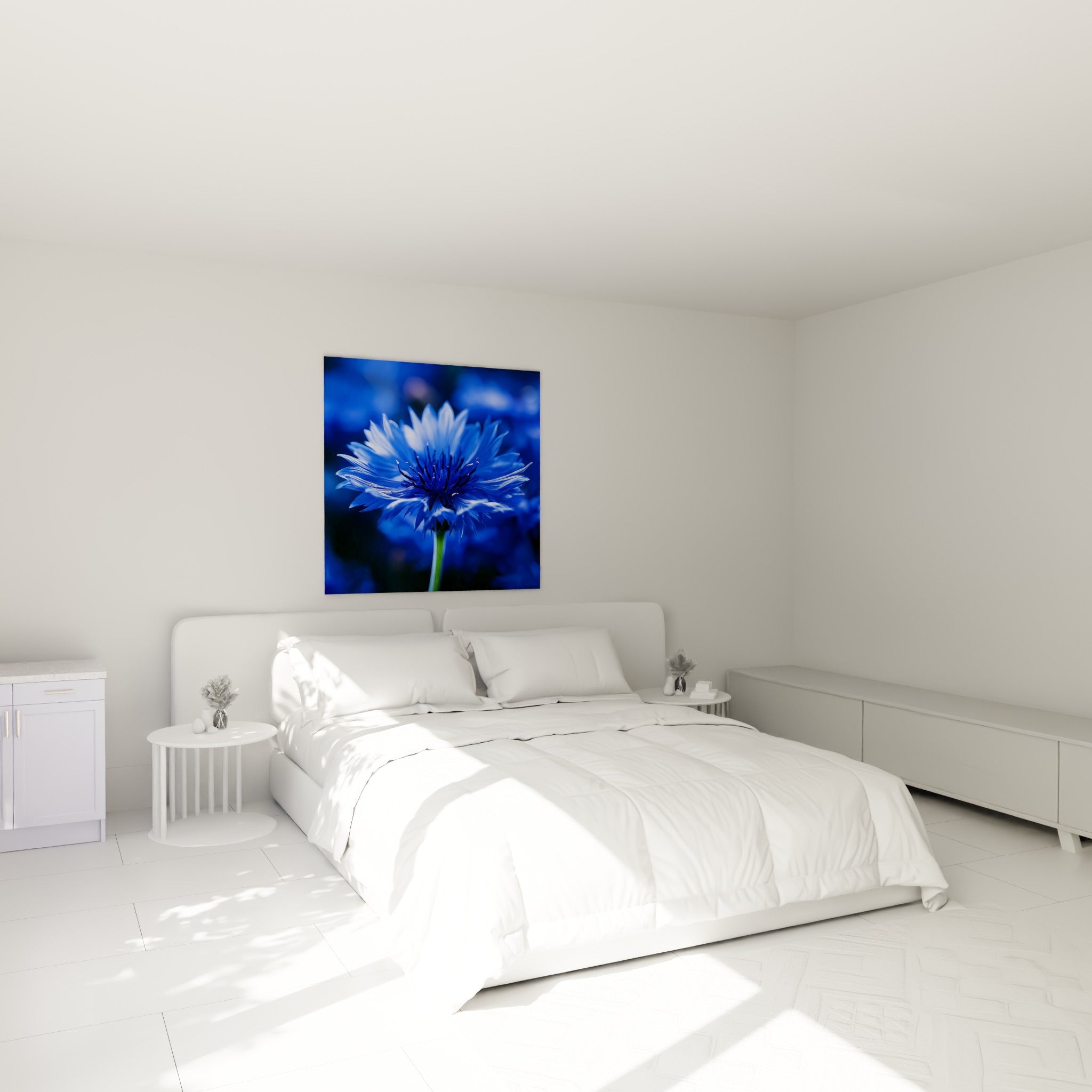 Fleur de bleuet bleu électrique et indigo, accrochée au-dessus d'un lit dans une chambre claire