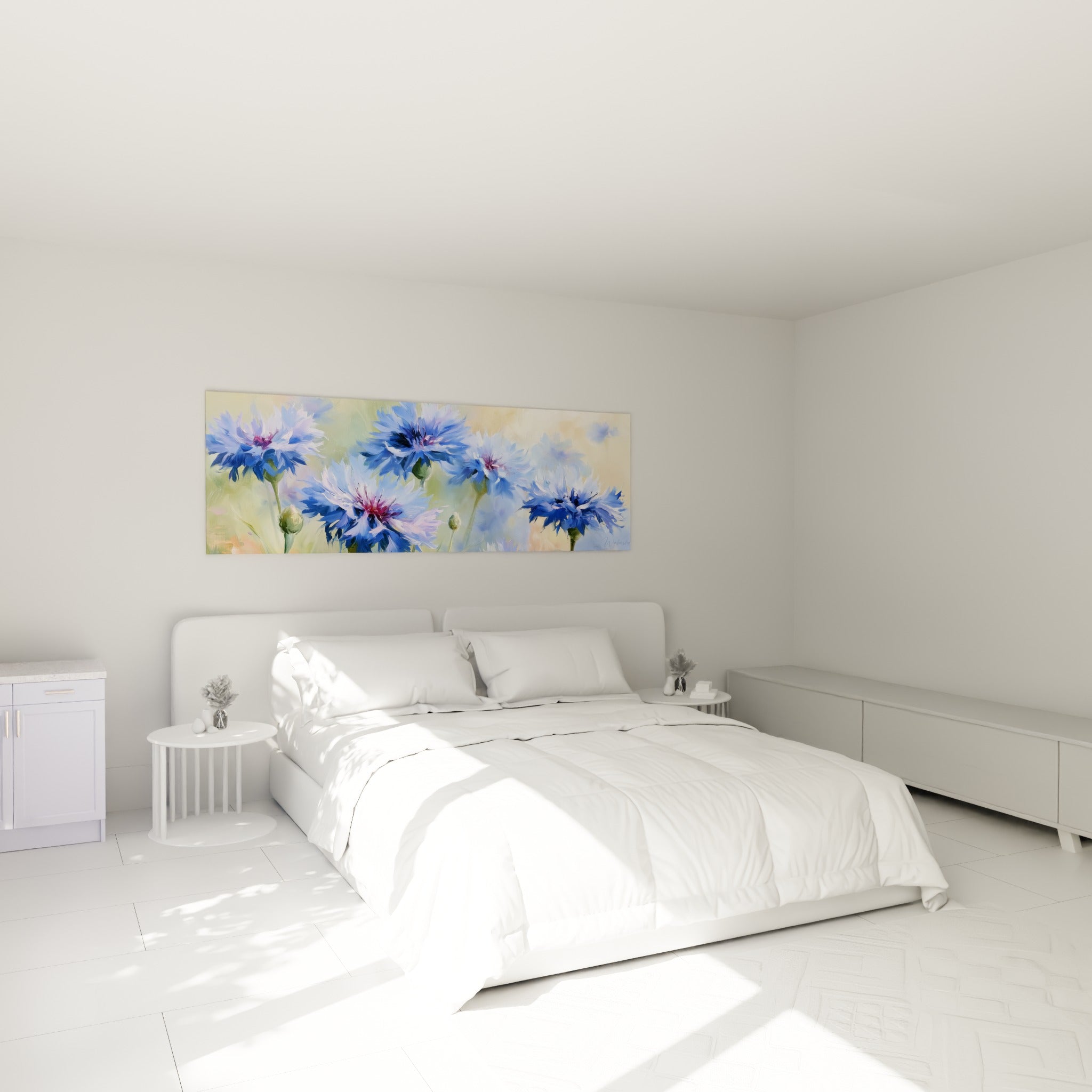 Fleurs bleu marine et pétales délicats du Bleuet accrochées au-dessus d'un lit dans une chambre claire
