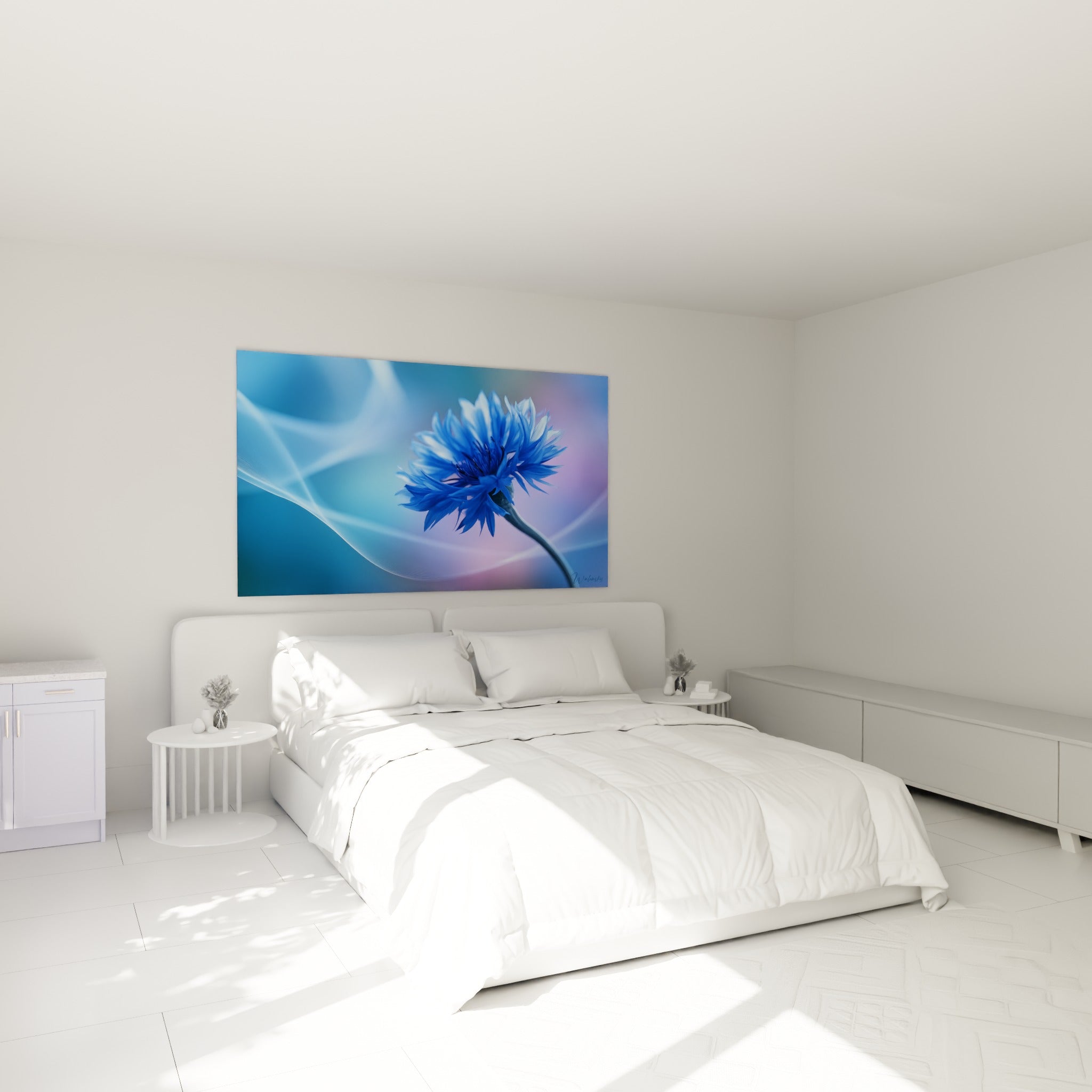 Fleur de bleuet bleu marine et mauve pastel, accrochée au-dessus d'un lit dans une chambre claire