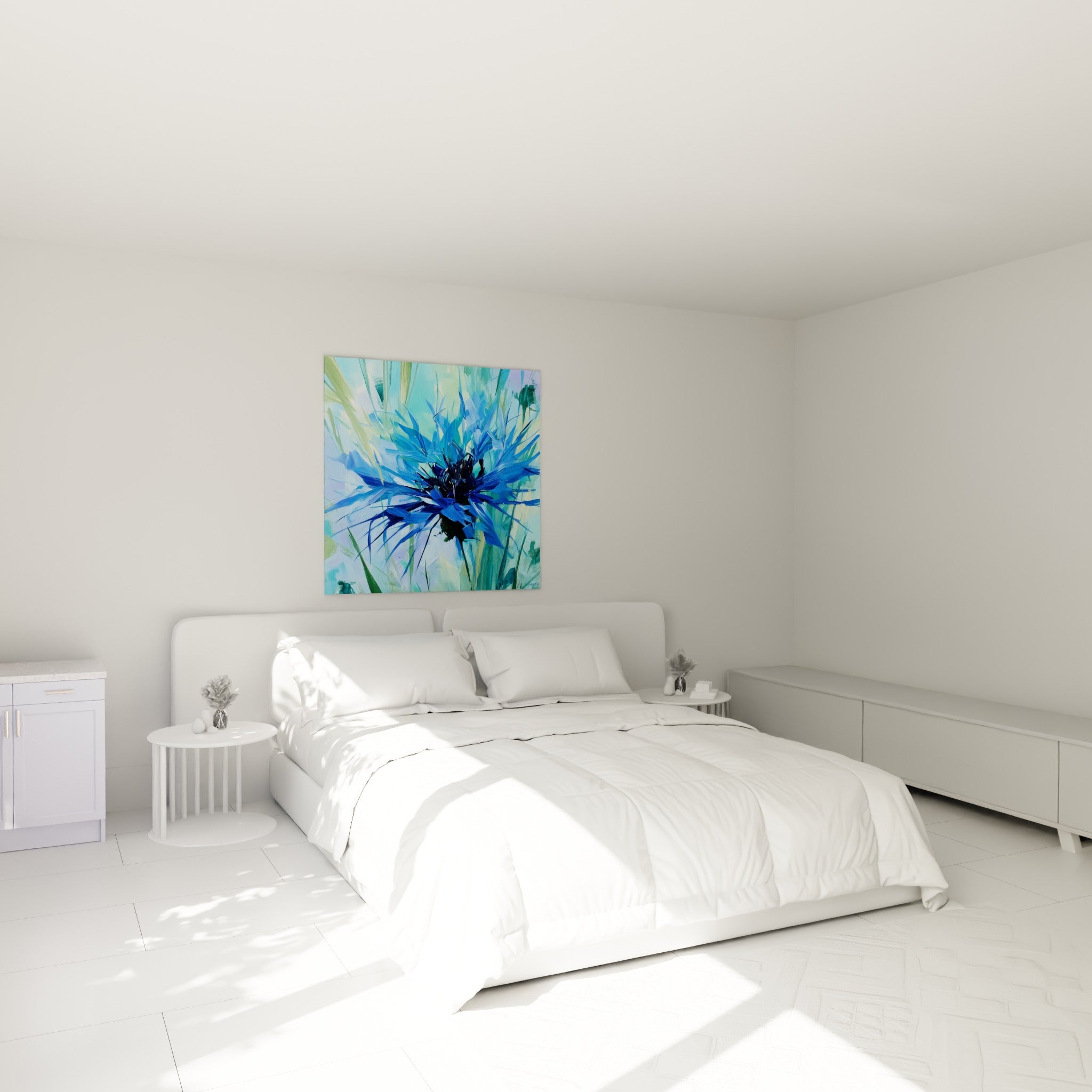 Pétales de bleuet bleu marine et vert tendre déployés au-dessus d'un lit dans une chambre claire