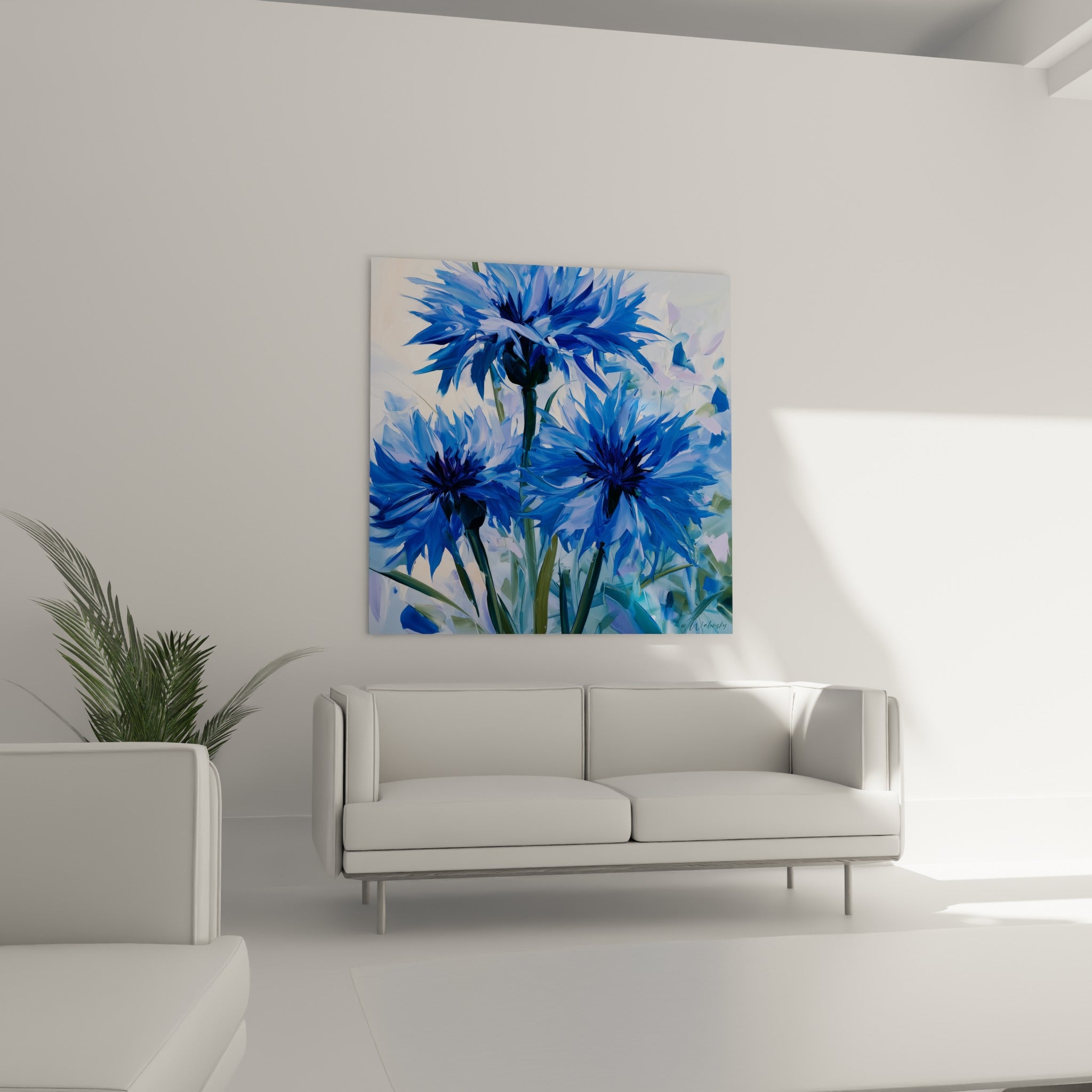 Pétales de bleuet bleu marine et lilas accrochés au-dessus d'un canapé dans un salon lumineux