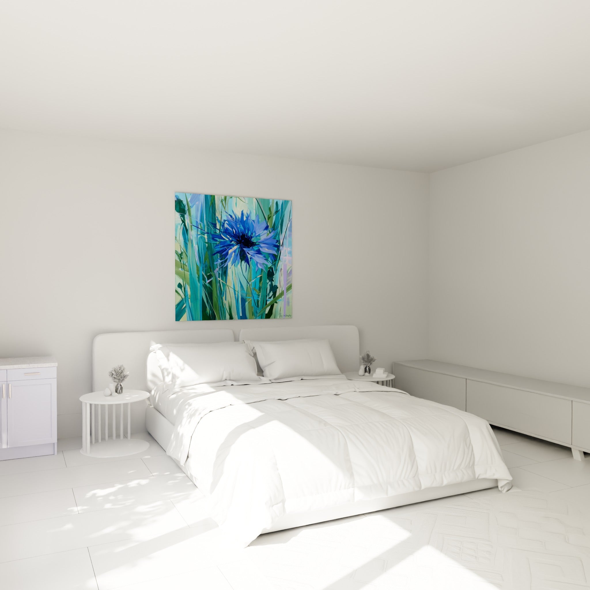 Pétales de bleuet bleu roi et sombre au-dessus d'un lit dans une chambre claire