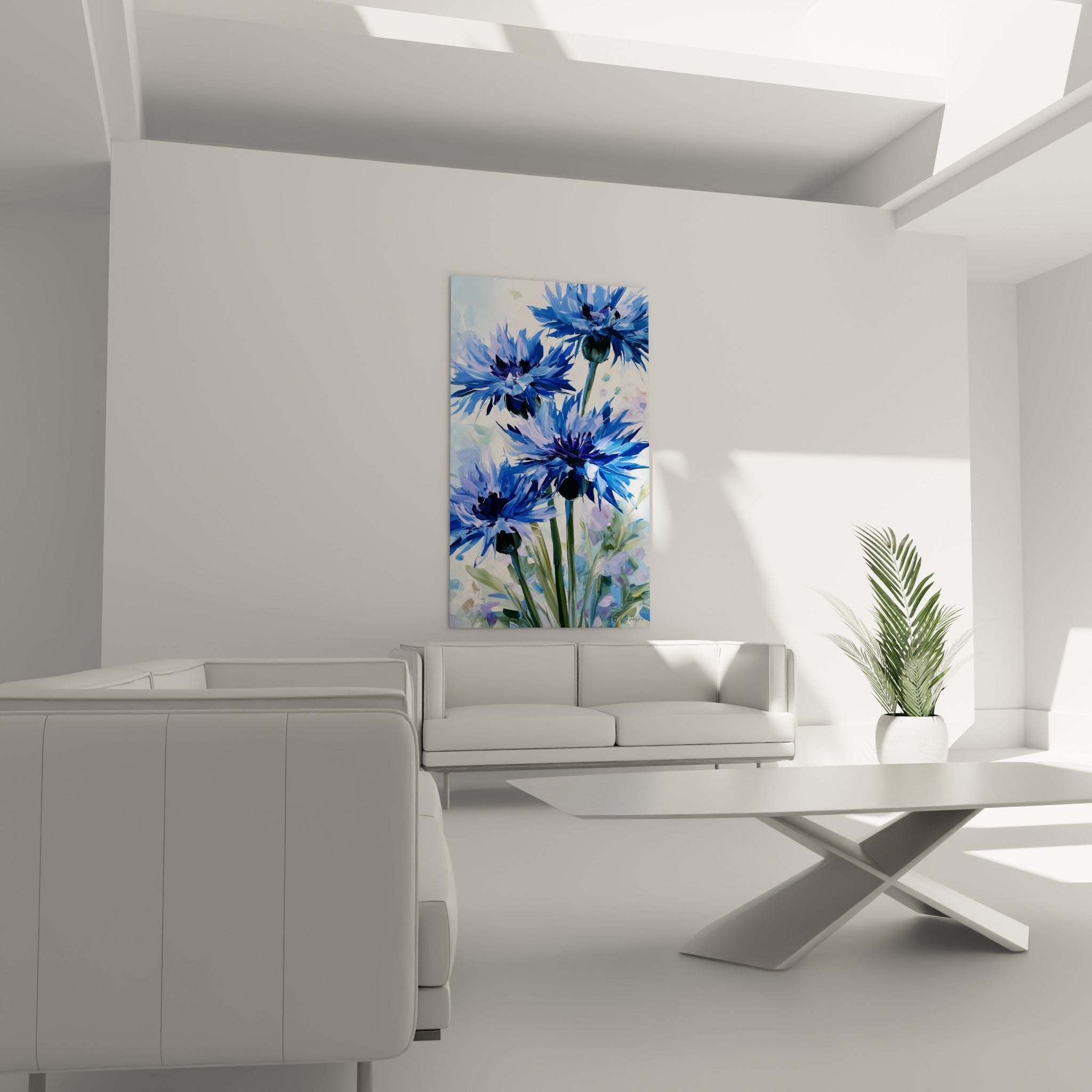 Fleurs de bleuet bleu roi et mauve pastel au-dessus d'un canapé dans un salon lumineux