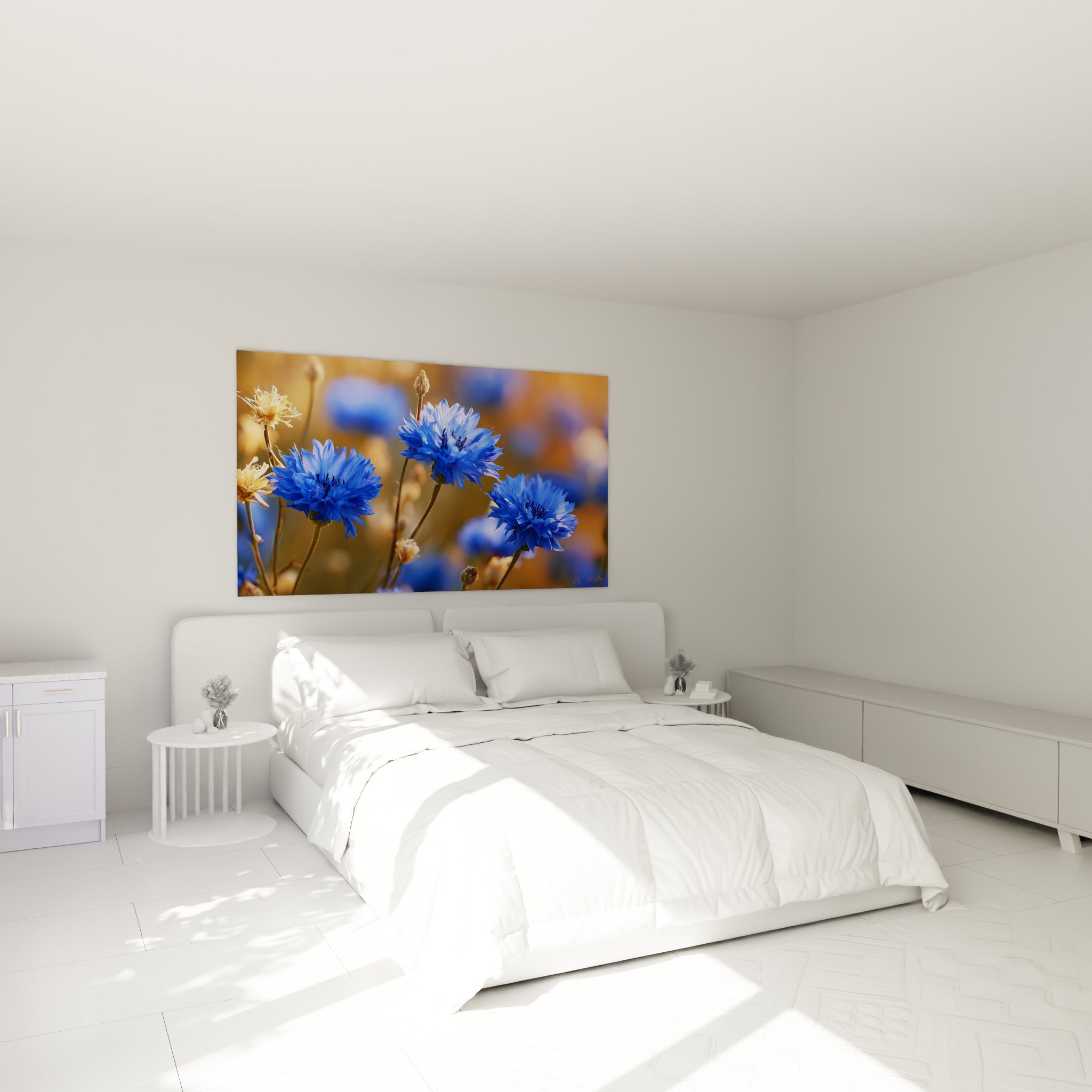 Fleurs de bleuet bleu éclatant sur fond ambré, accrochées au-dessus d'un lit dans une chambre claire