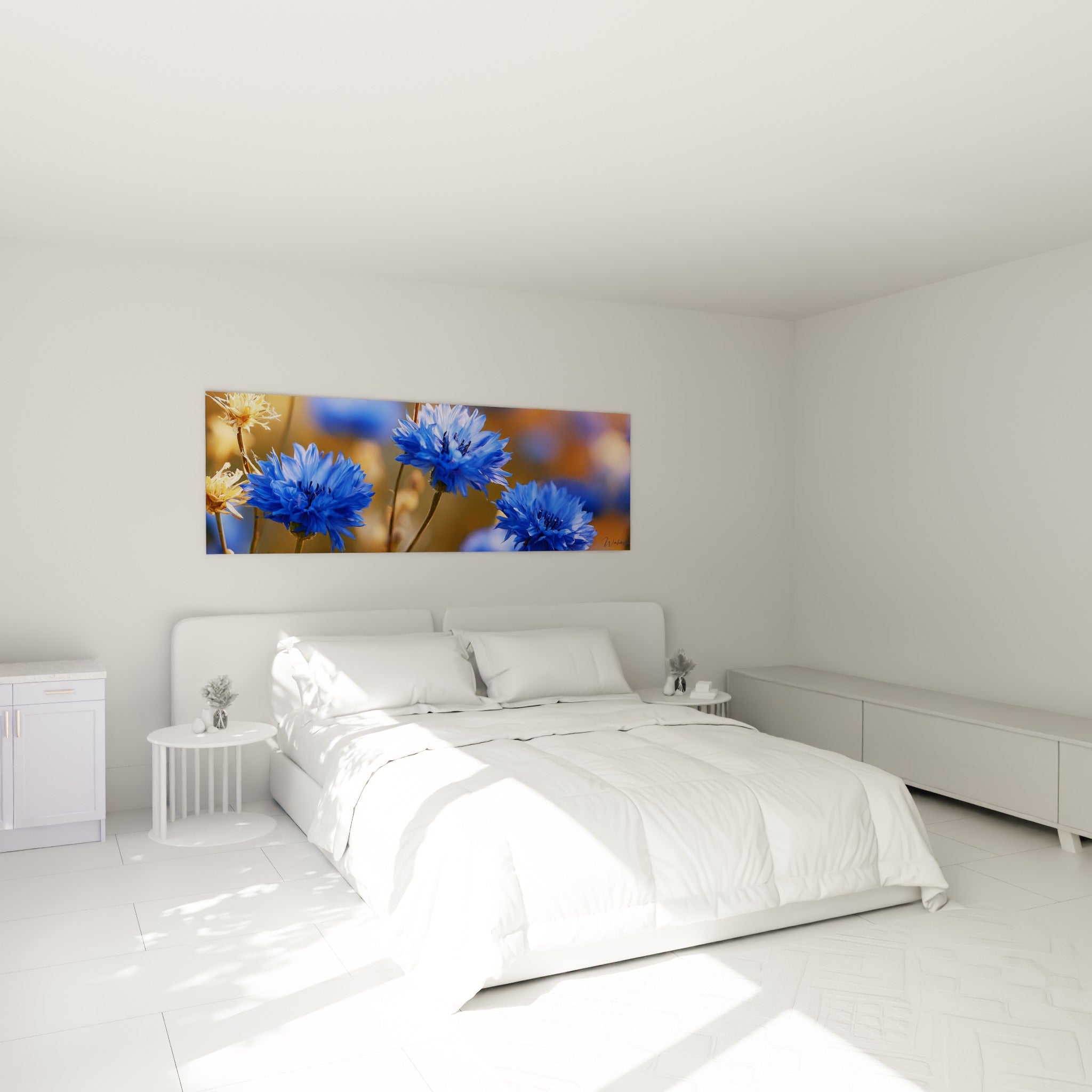 Bleuets bleu roi et étamines dorées au-dessus d'un lit dans une chambre claire