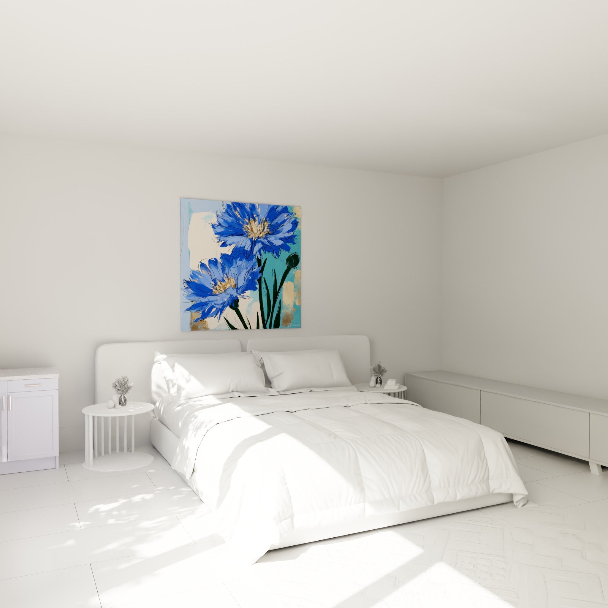 Fleurs de bleuet bleu roi et vert profond accrochées au-dessus d'un lit dans une chambre claire