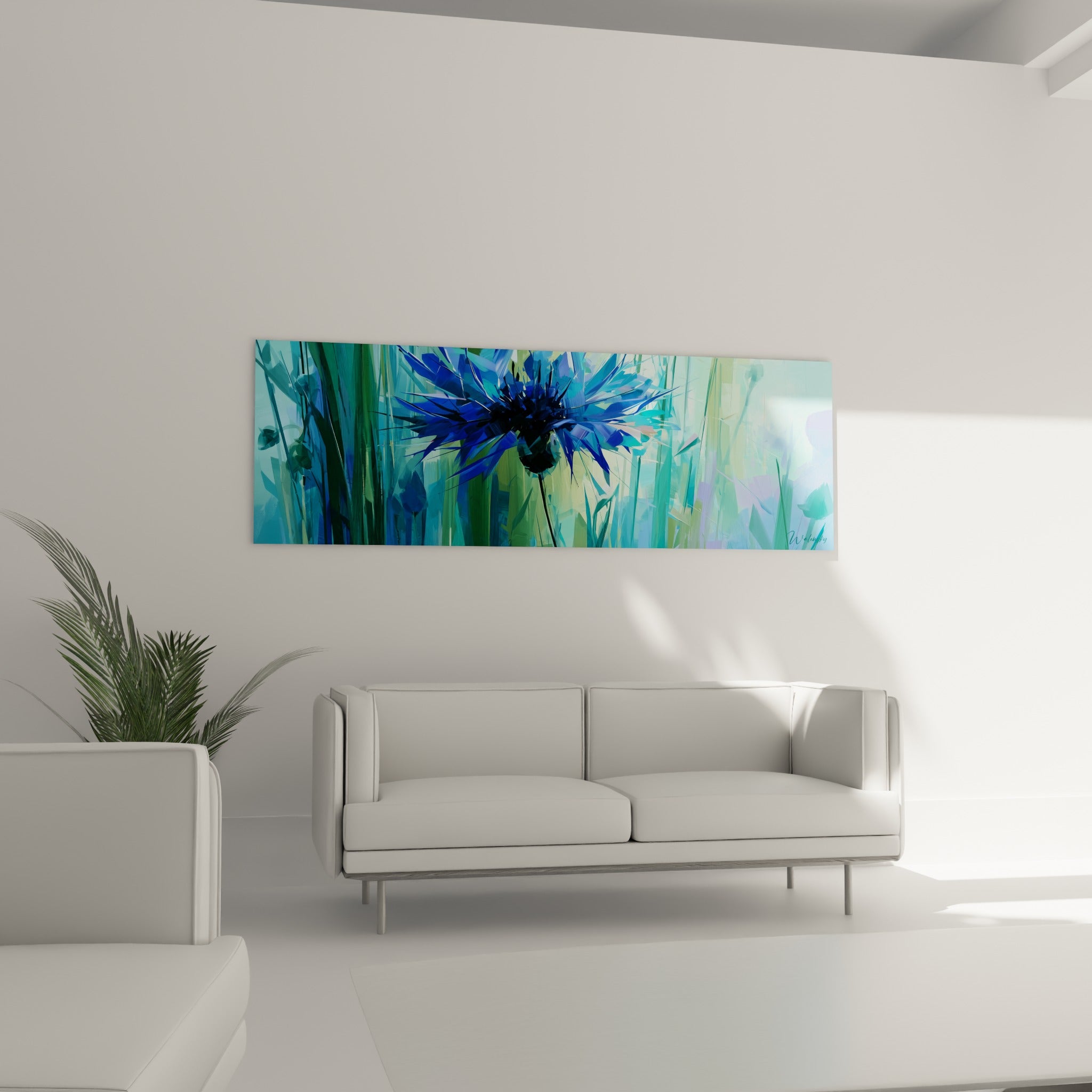 Pétales bleu marine du bleuet contrastant avec un fond vert sauge, disposés au-dessus d'un canapé dans un salon lumineux