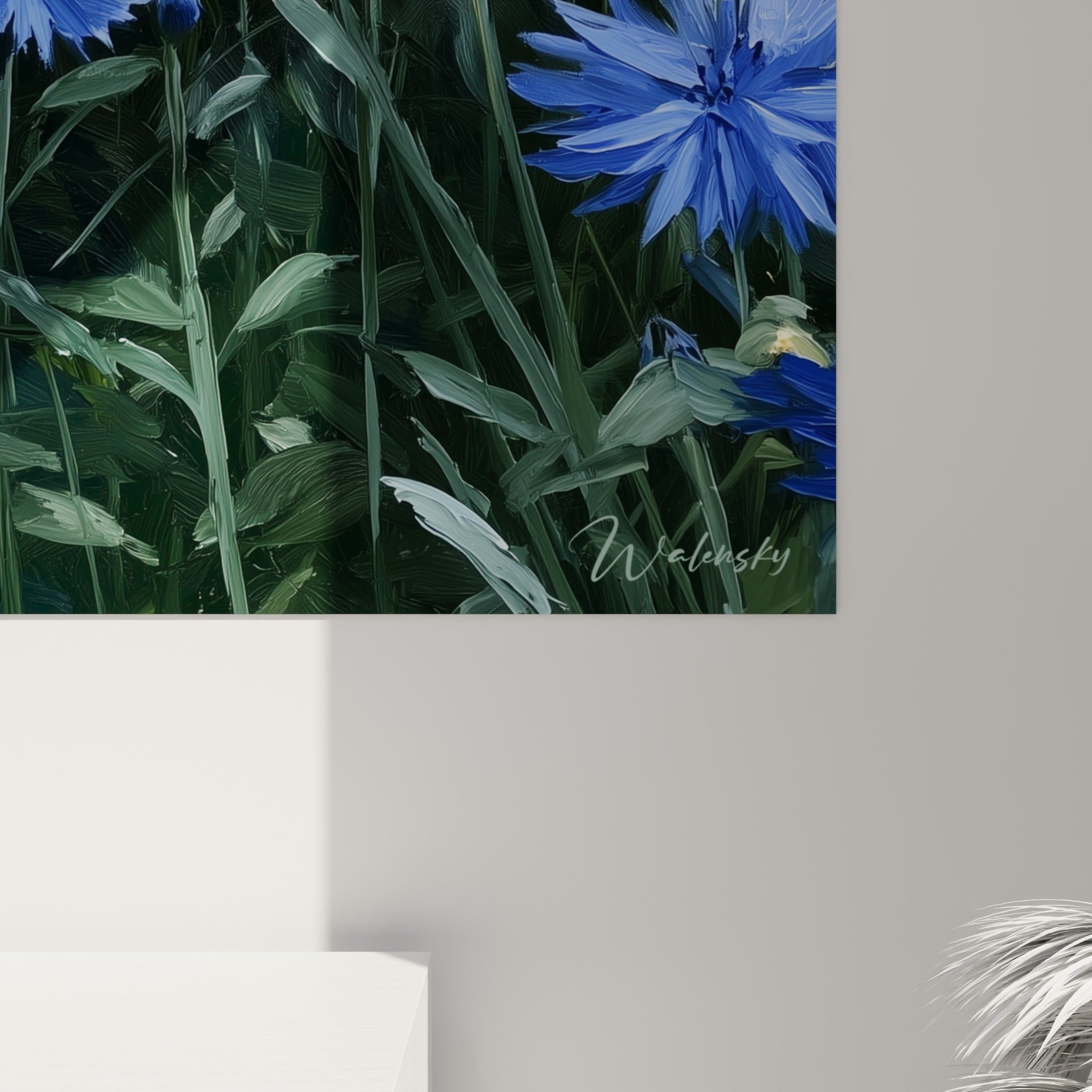Pétales de bleuet bleu azur aux empâtements visibles, tiges vertes et fond doré se fondant en douceur