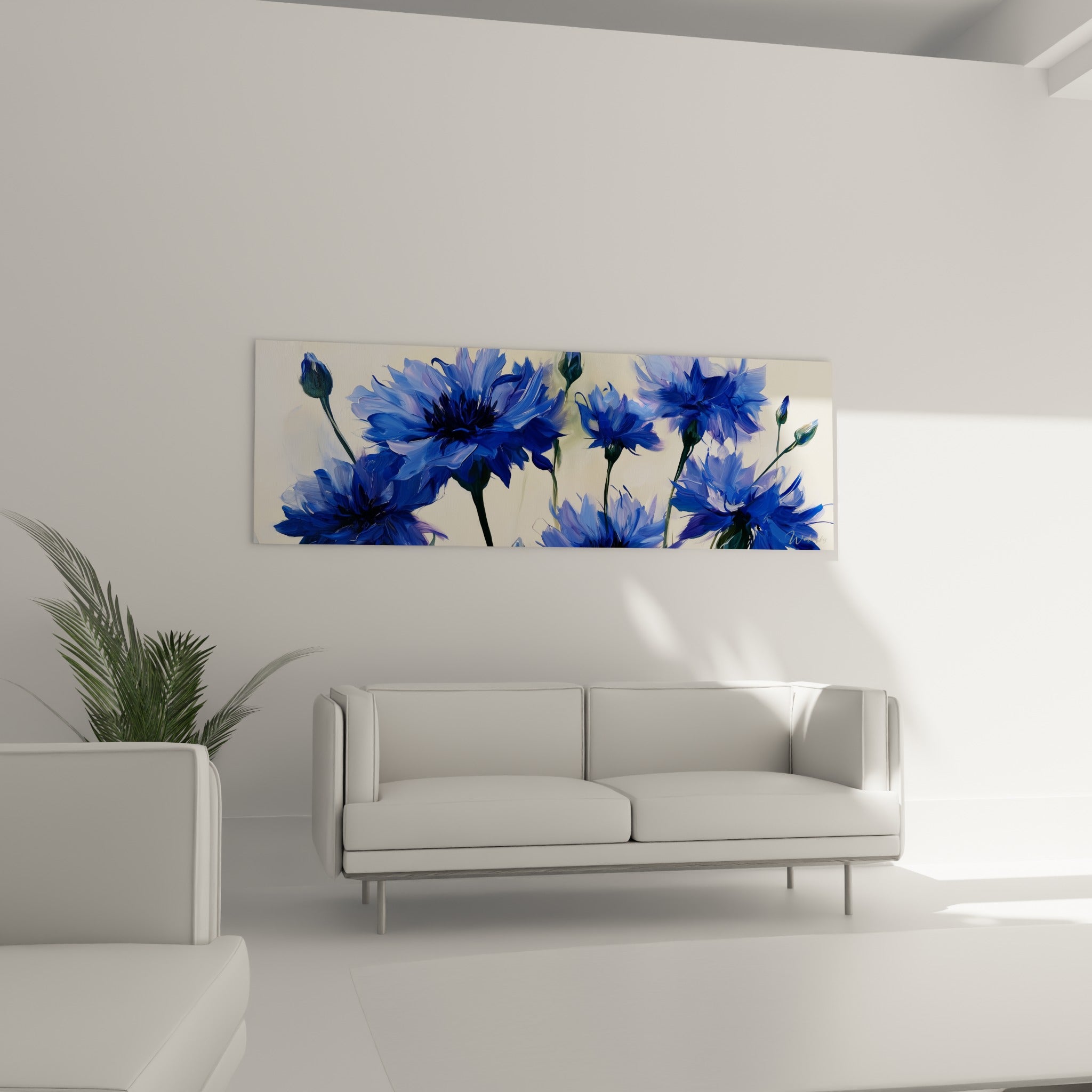 Fleurs de bleuet bleu nuit et lavande accrochées au-dessus d'un canapé dans un salon lumineux