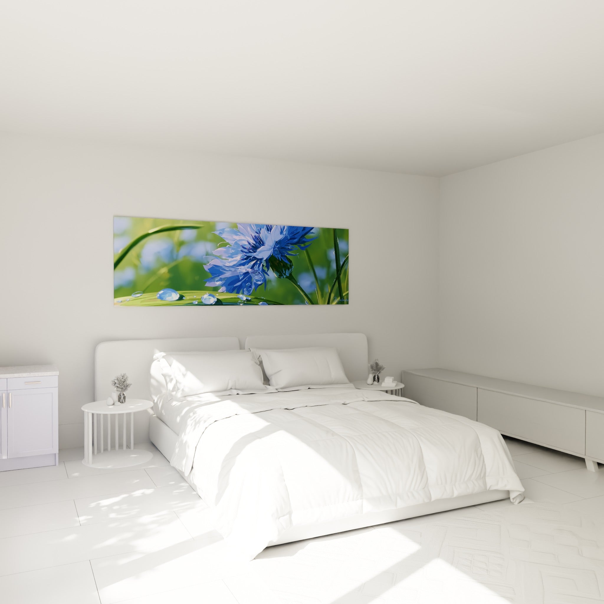 Fleur de bleuet bleu et violet pâle, perlée de rosée, au-dessus d'un lit dans une chambre claire