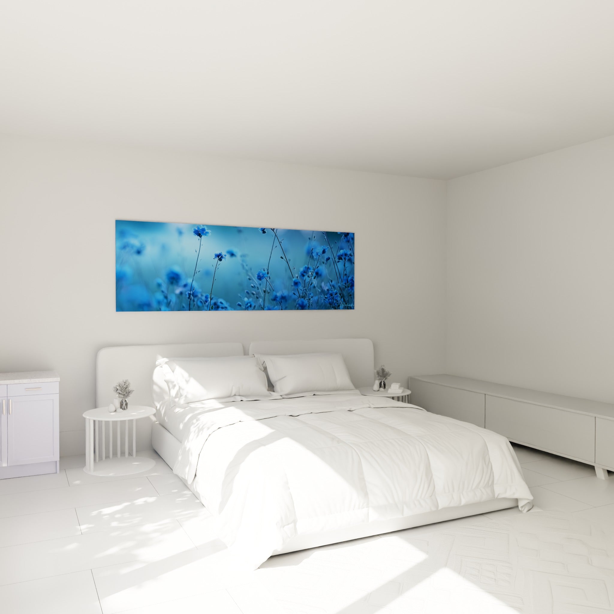 Fleurs de bleuet bleu marine et azur pastel, au-dessus d'un lit dans une chambre claire