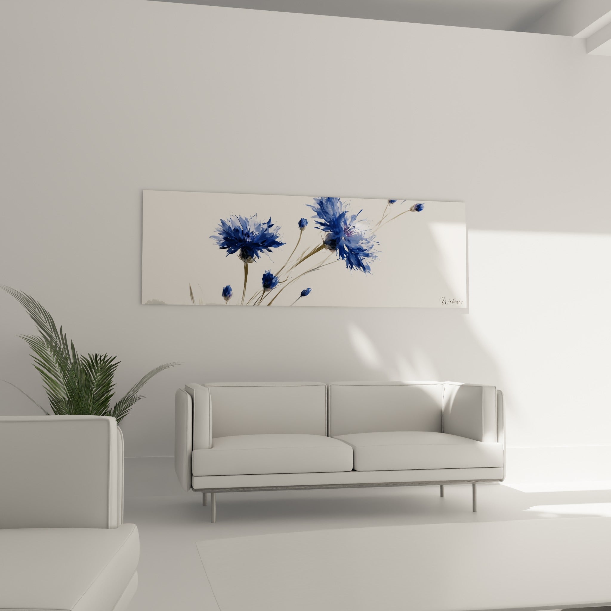 Tiges de bleuets bleu et blanc suspendues au-dessus d'un canapé dans un salon lumineux